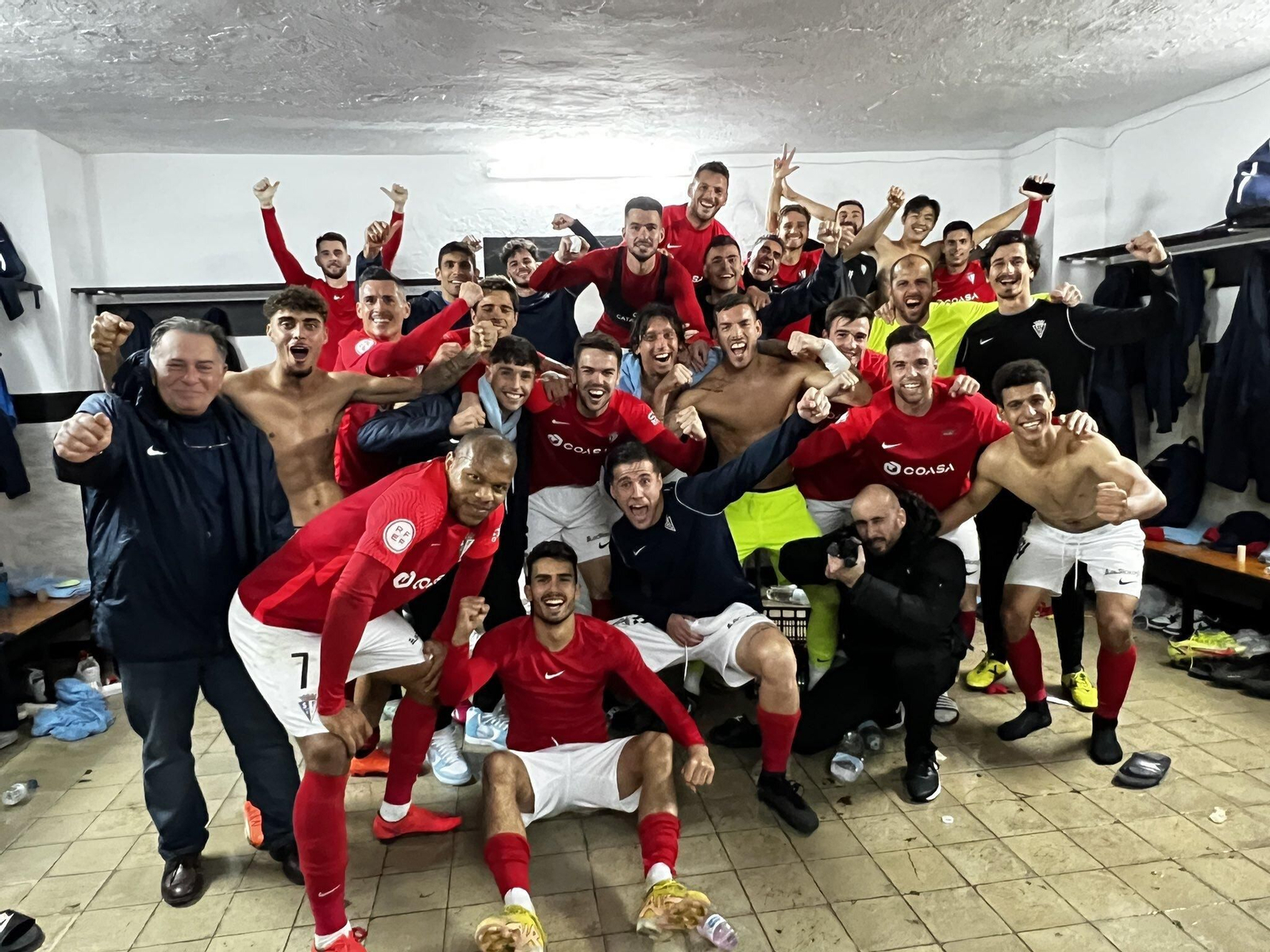 Los jugadores del San Fernando celebran su triunfo en el vestuario.