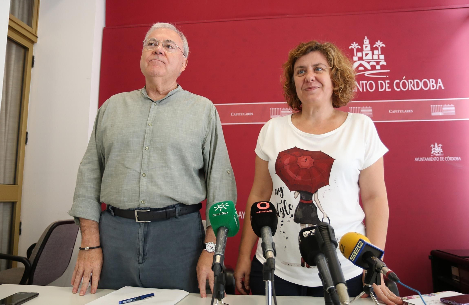 Emilio Aumente y Alba Doblas se disponen a hablar de los acuerdos.