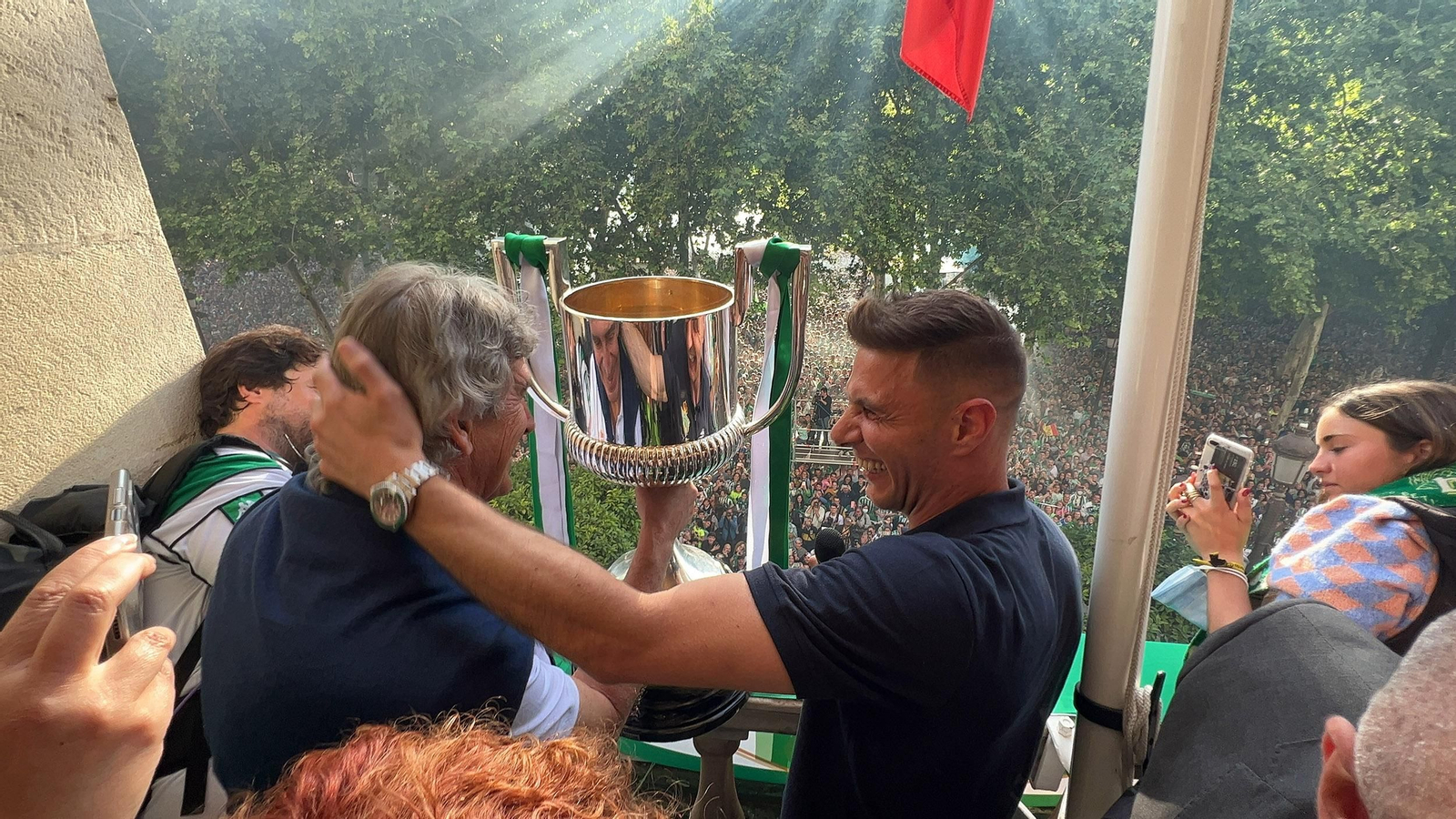 Las imágenes de la celebración del Betis por las calles de Sevilla