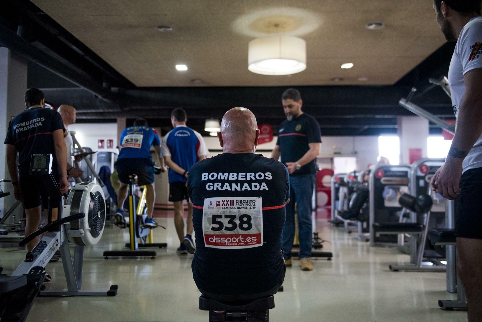 Uno de los bomberos en la competición deportiva