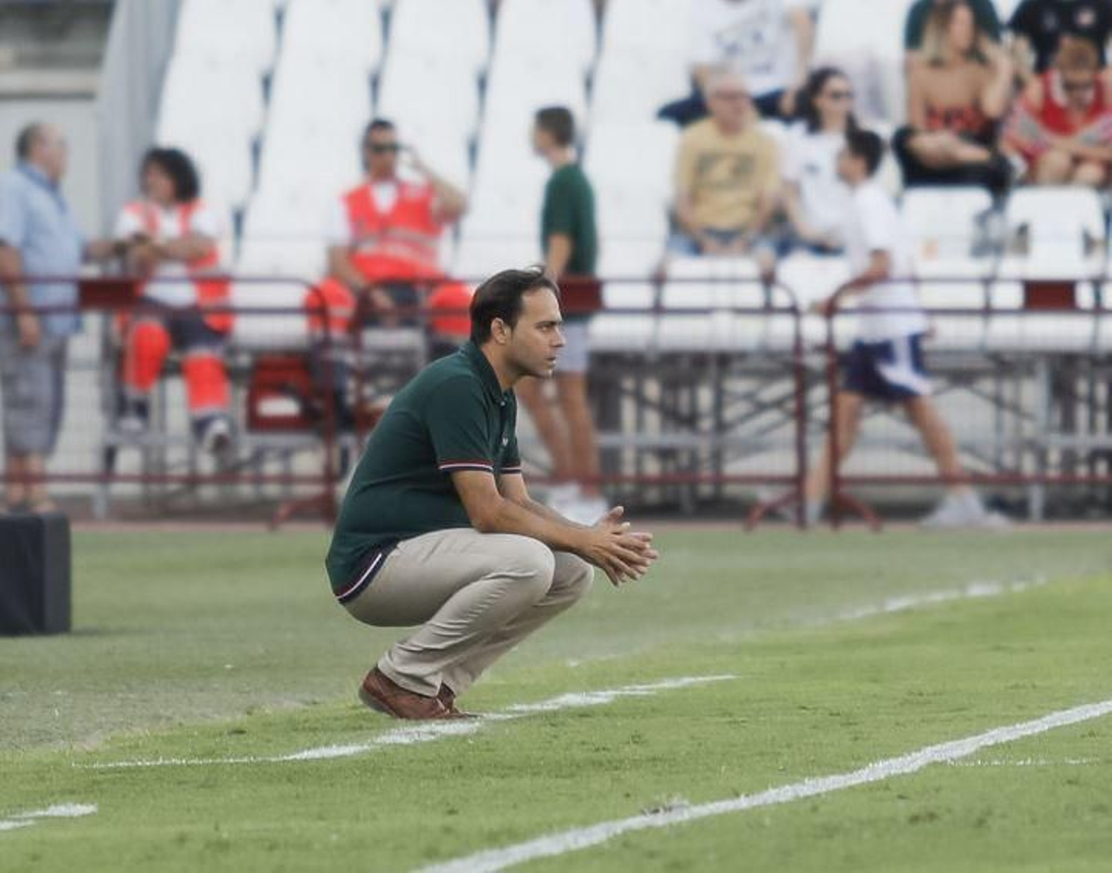 Fran, siguiendo el partido.