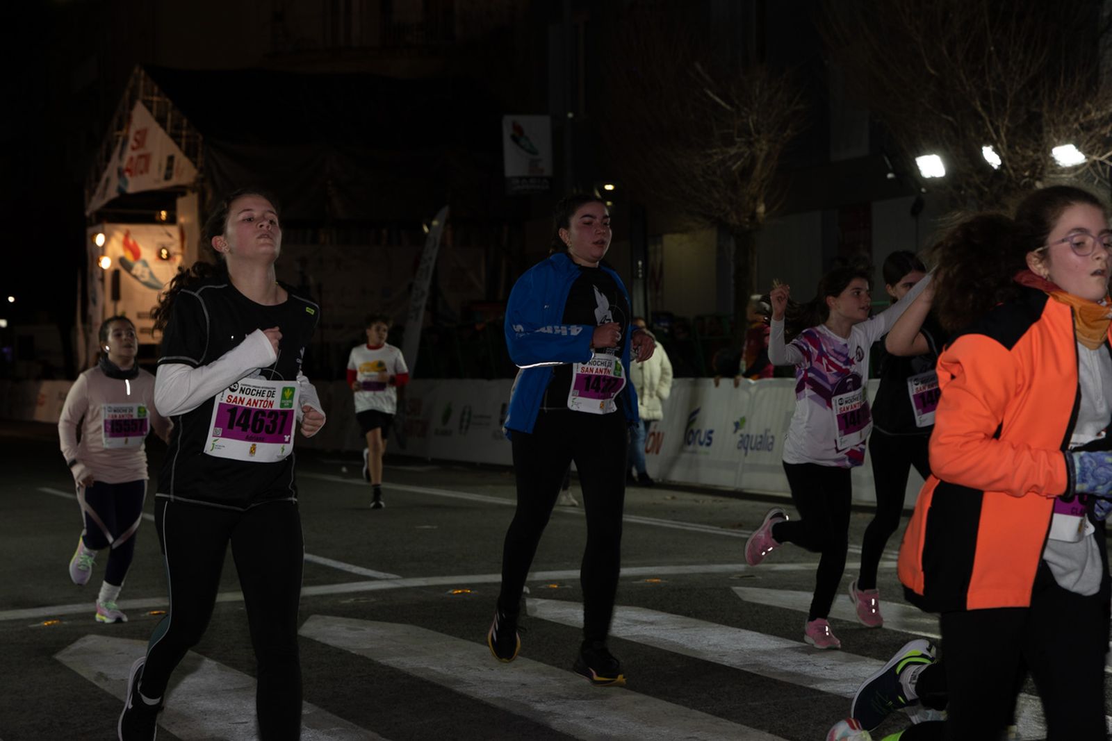 En imágenes: 2.000 atletas brillan con luz propia en la infantil de la Carrera de San Antón 2026