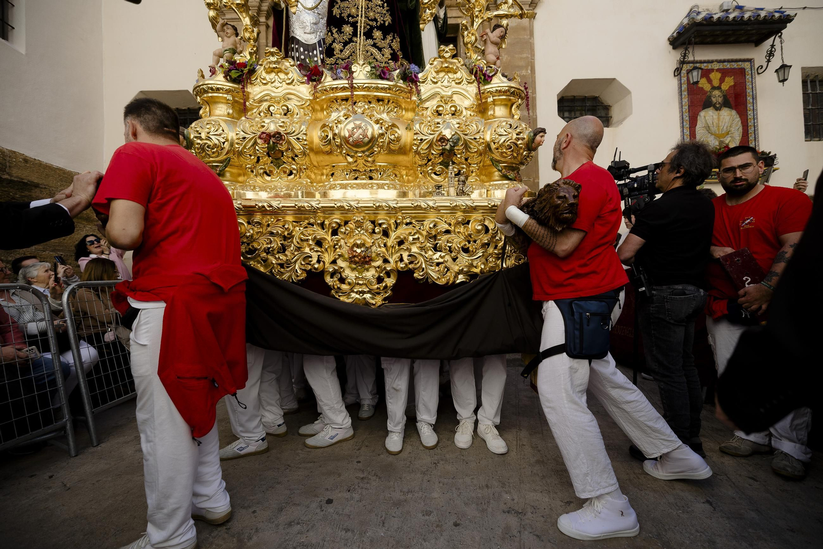 Imágenes de la salida de Sentencia en la Semana Santa de Cádiz 2025