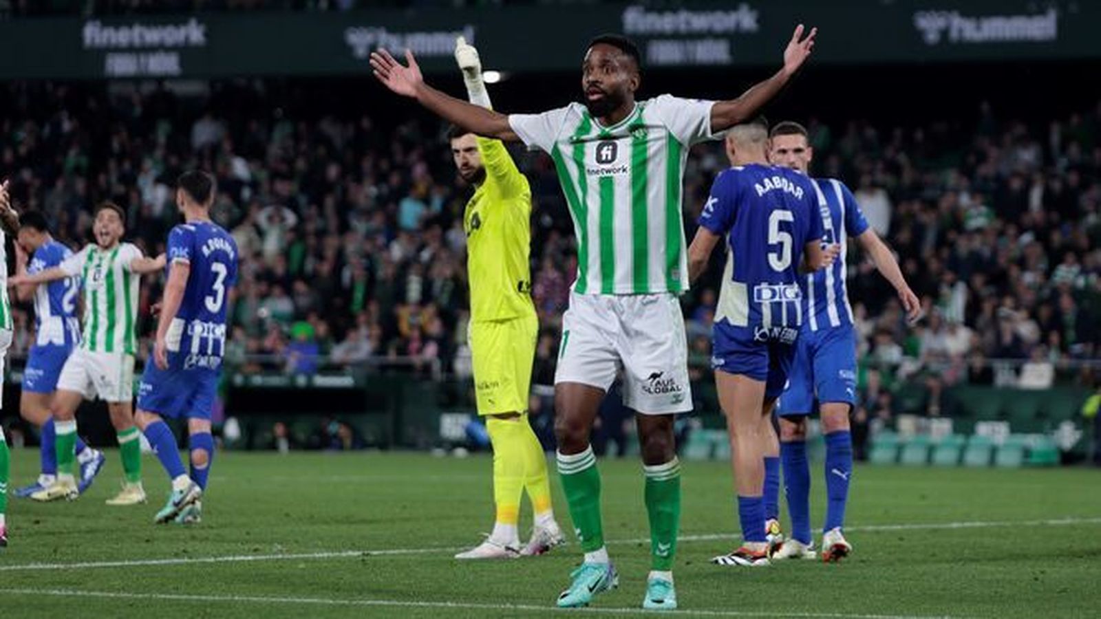 Bakambu se queja de un posible derribo en la última acción del partido.