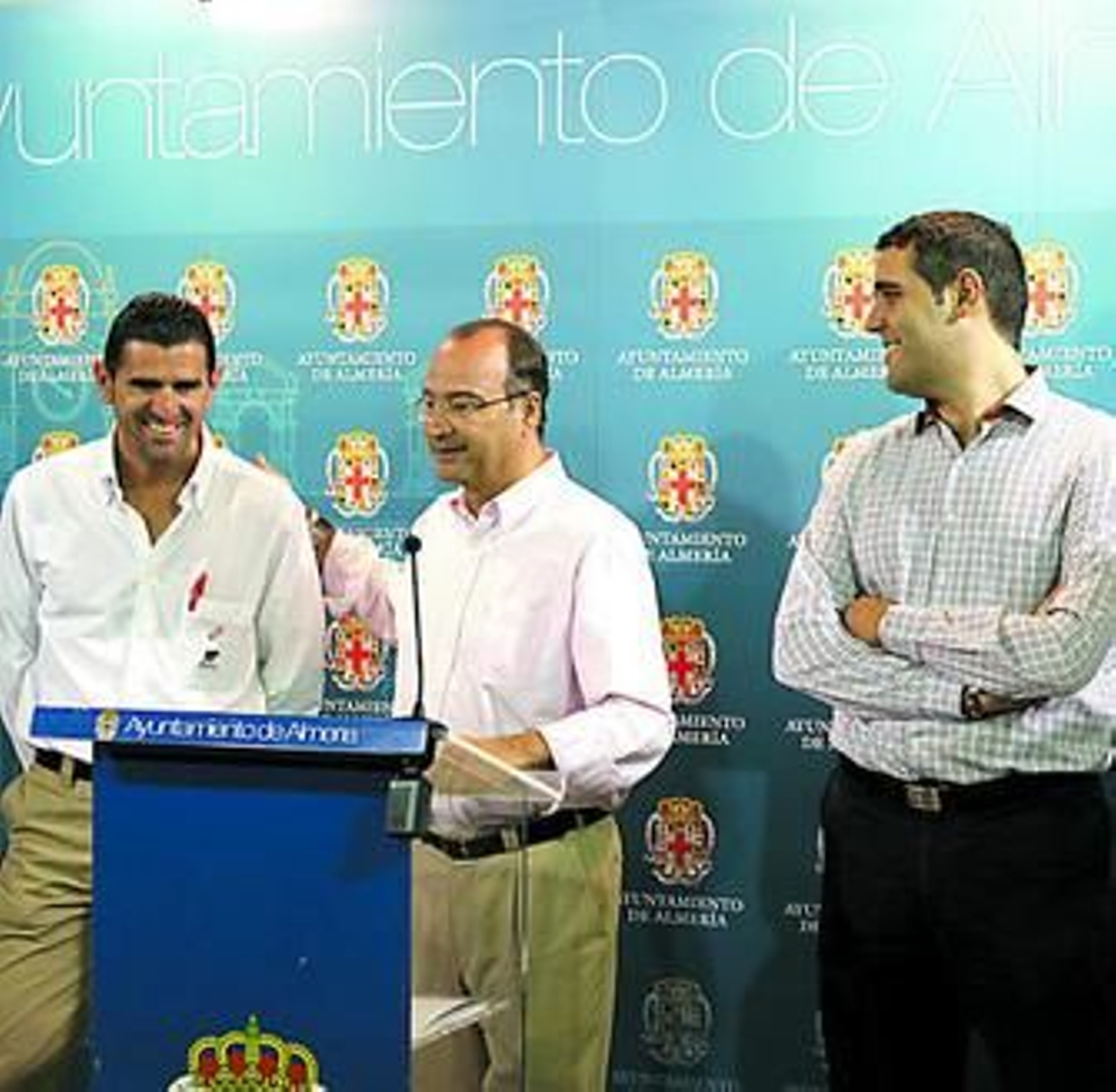 El responsable técnico Abraham Olano, el alcalde y el concejal Juanjo Alonso.