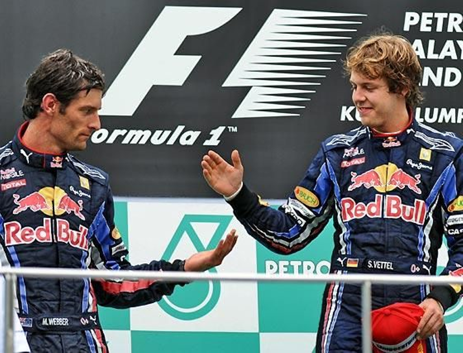 El piloto alemán de Red Bull Sebastian Vettel saluda a su compañero de equipo, el australiano Mark Webber, que terminó segundo en el Gran Premio de Malasia.

Foto: Reuters / Afp Photo / Efe