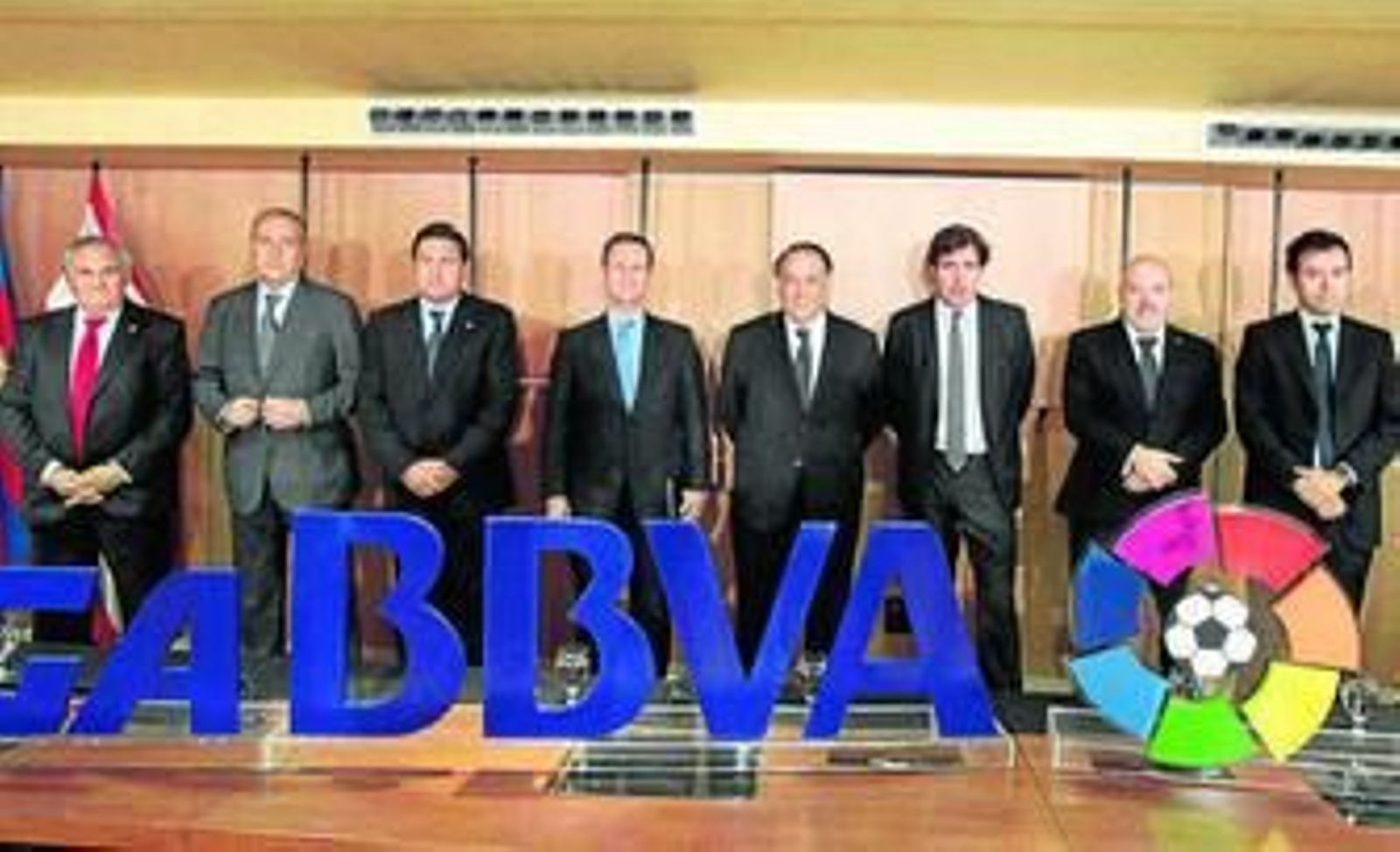 Alfonso García, primero por la izquierda junto a Fernando Roig, presidente del Villarreal.