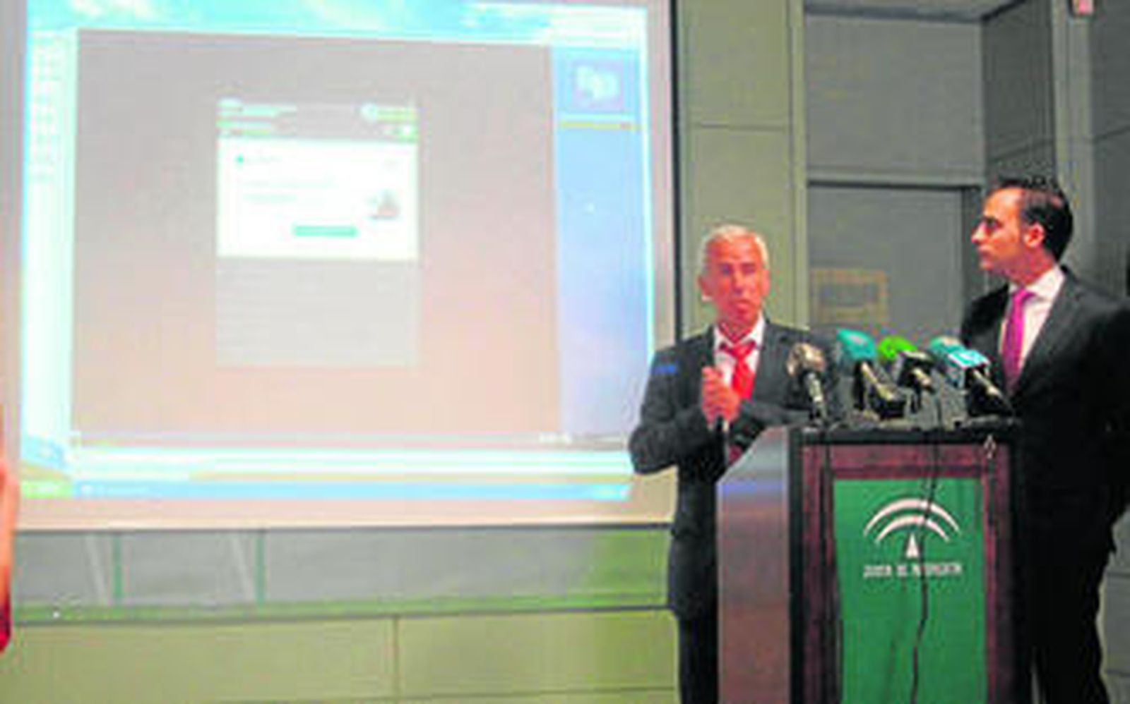 José María González, responsable de Salud Responde, y Daniel Pérez, delegado de Salud, ayer durante la presentación de la aplicación.