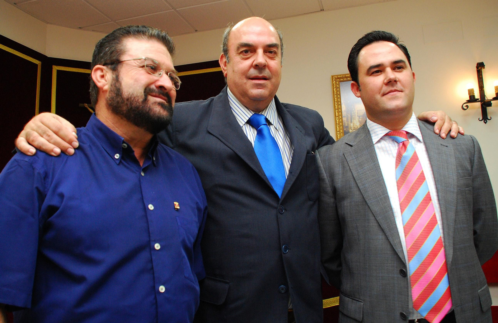 El recordado P. Jesús Fernández de la Puebla Viso en su presentación como pregonero junto a Natera y Dionisio Díaz.