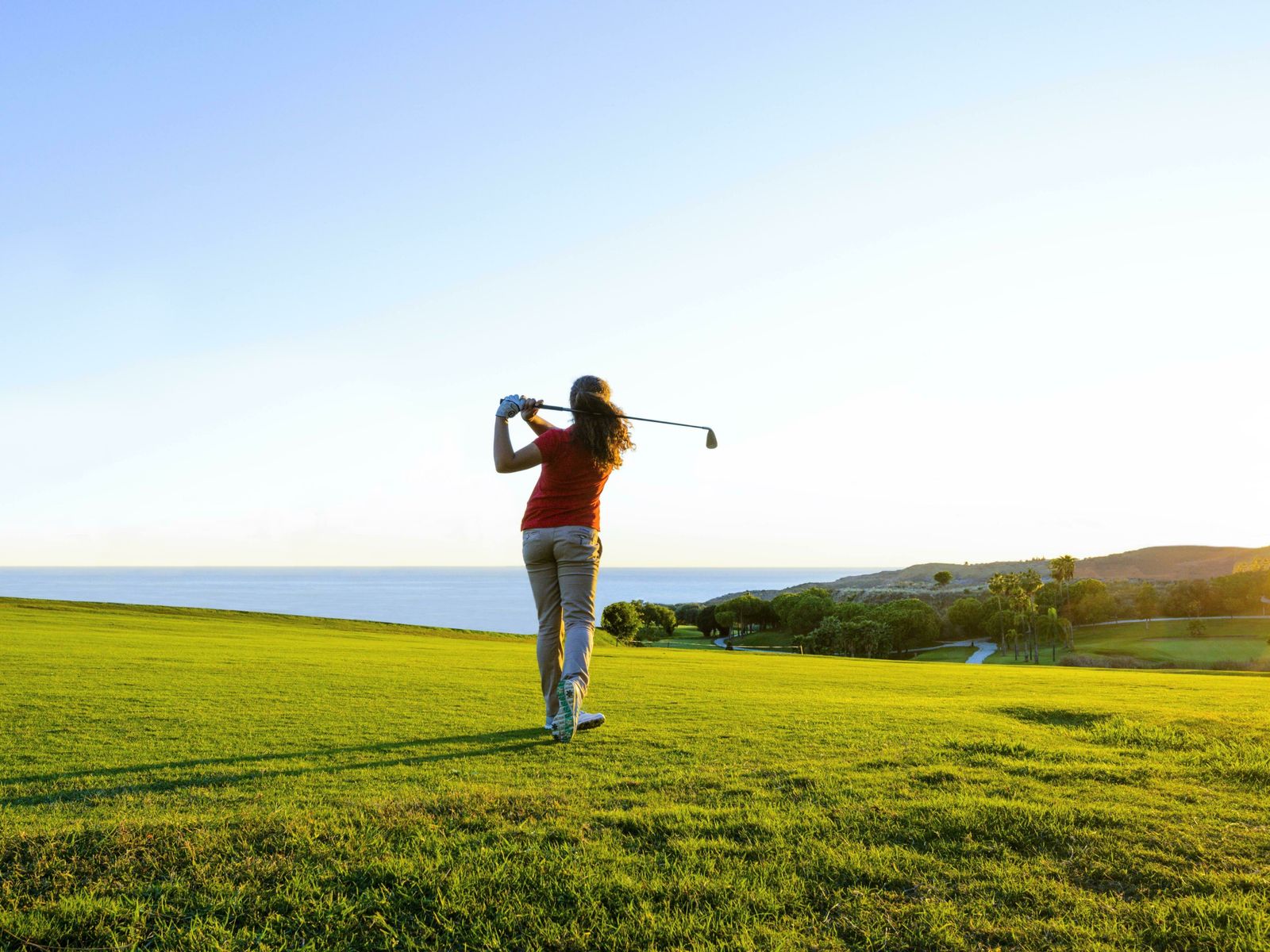 Una jugadora en el campo de Añoreta Golf.