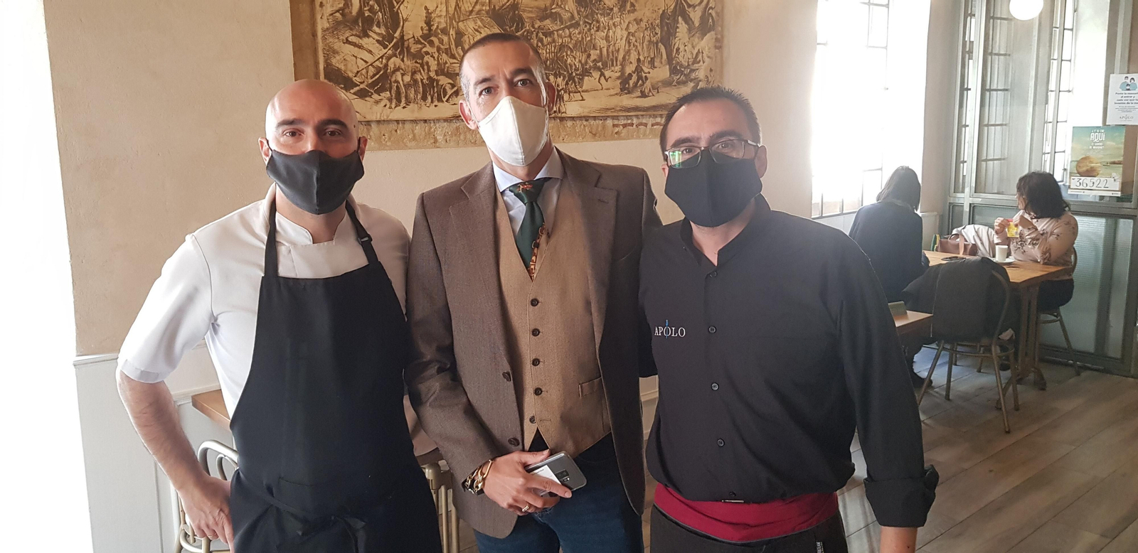 Los responsables del Bar Apolo, junto al concejal David Calleja.