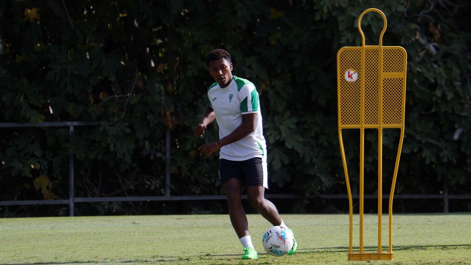 Marcelo Timorán golpea el balón en el entrenamiento del Córdoba CF de este miércoles.