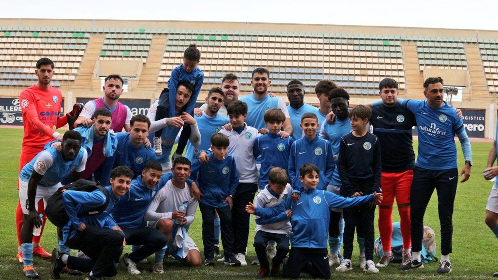 Los jugadores del primer equipo junto con los futbolistas de la cantera celeste.