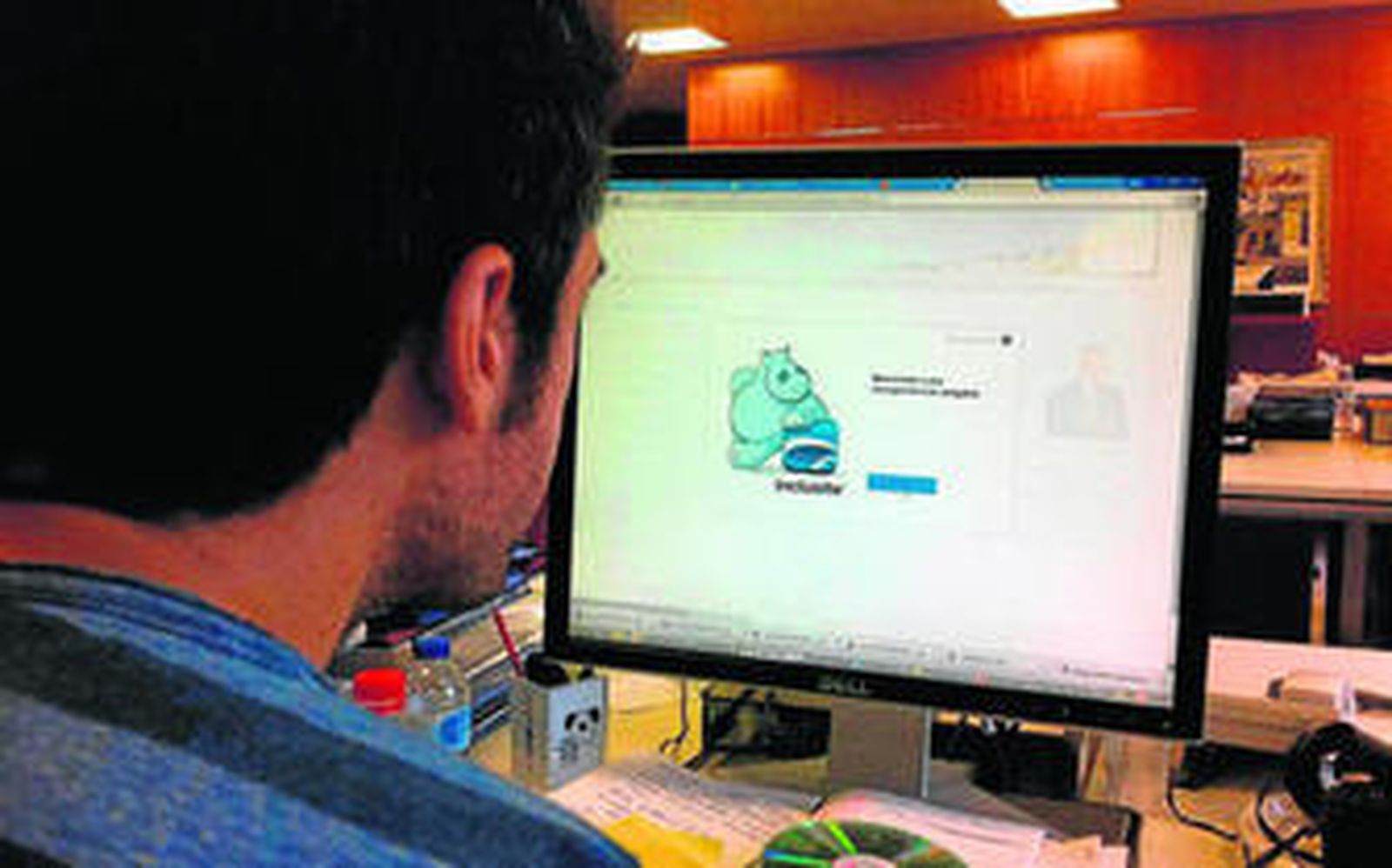 Un usuario accede a la herramienta 'Inclusite' desde el la página principal de la web municipal.