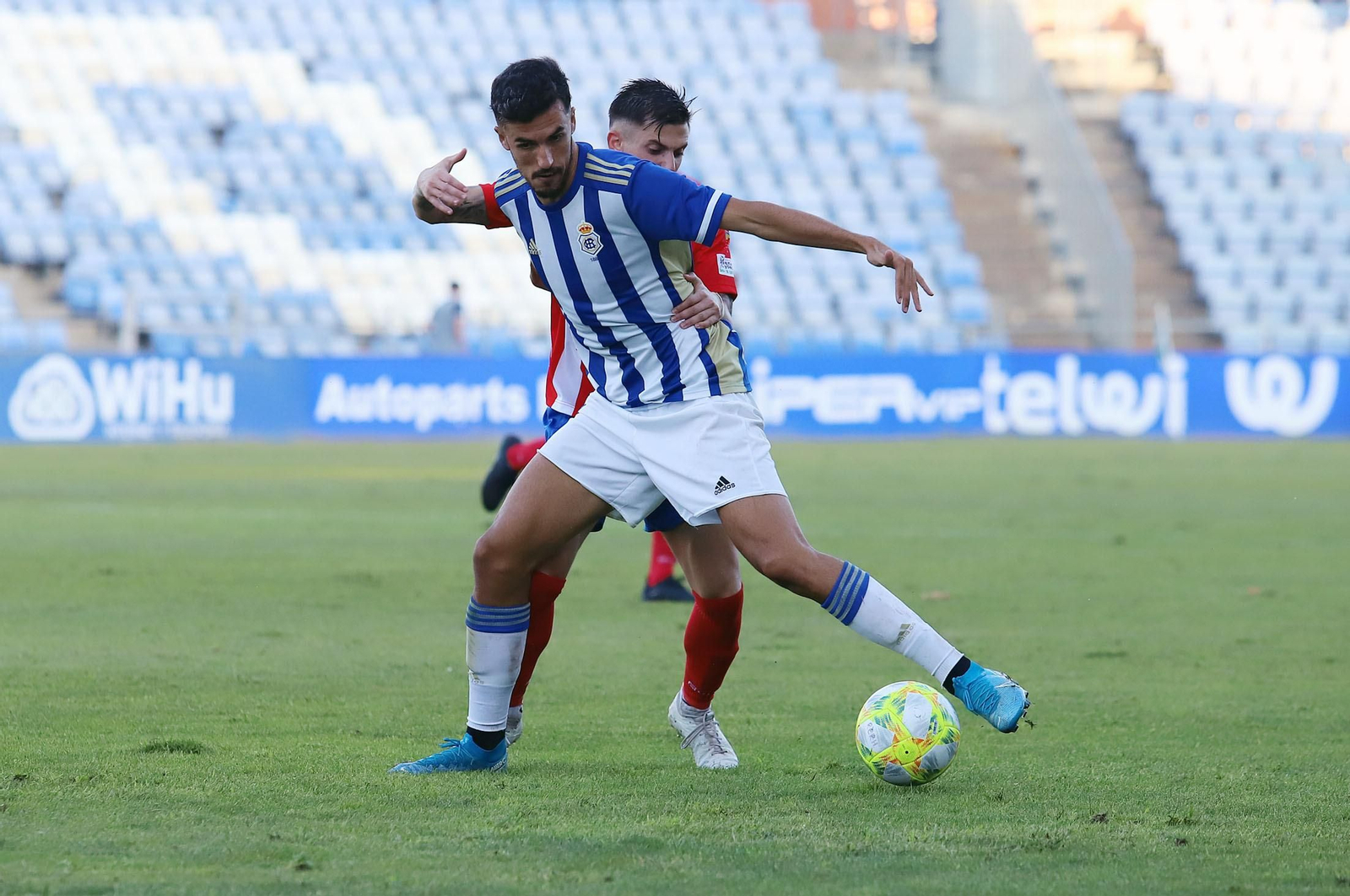 Alberto Quiles protege el balón ante el acoso de un rival en un partido de esta campaña del Recre.