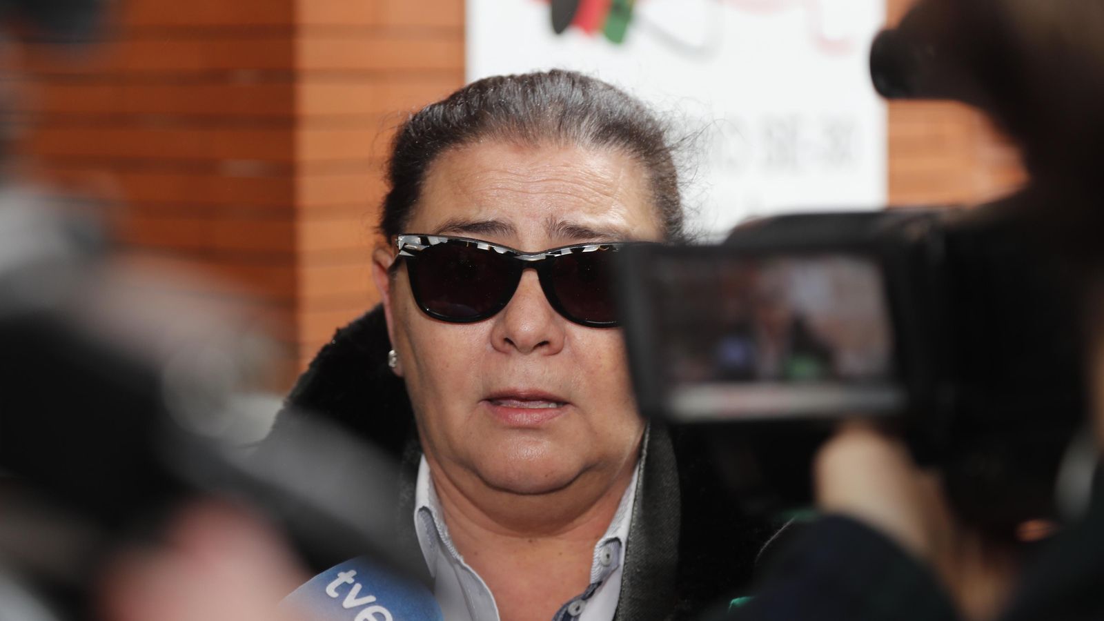 María del Monte atendiendo a la prensa a su llegada al tanatorio de la SE-30 donde se encuentra el cuerpo de Chiquetete.