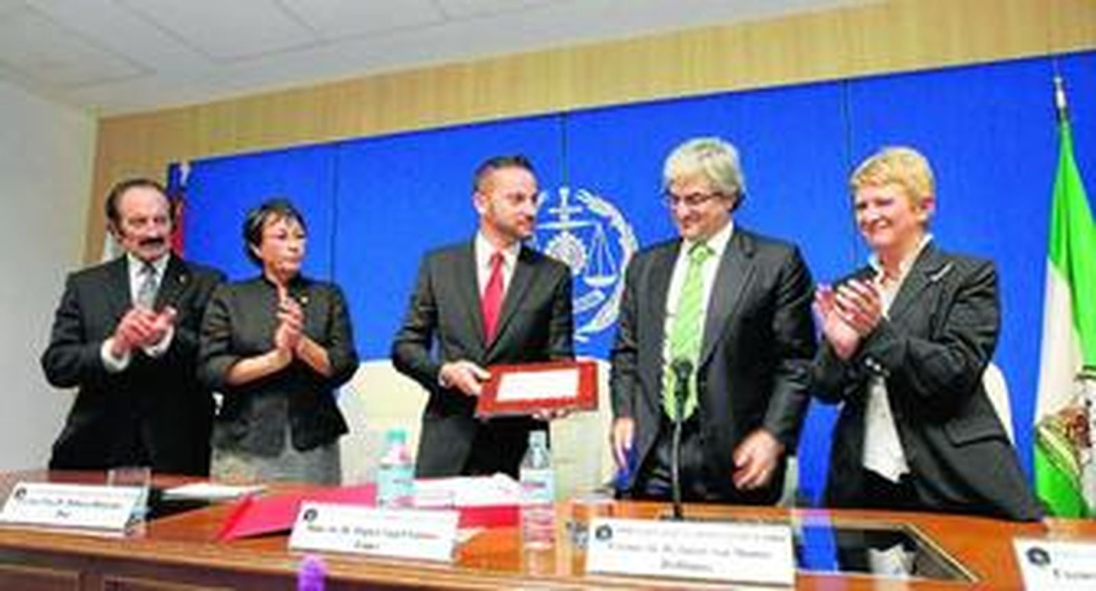 Benito Gálvez, Dolores Bejarano, Miguel Ángel Martín, Javier San Martín y Consuelo Rumi, ayer, en el acto.