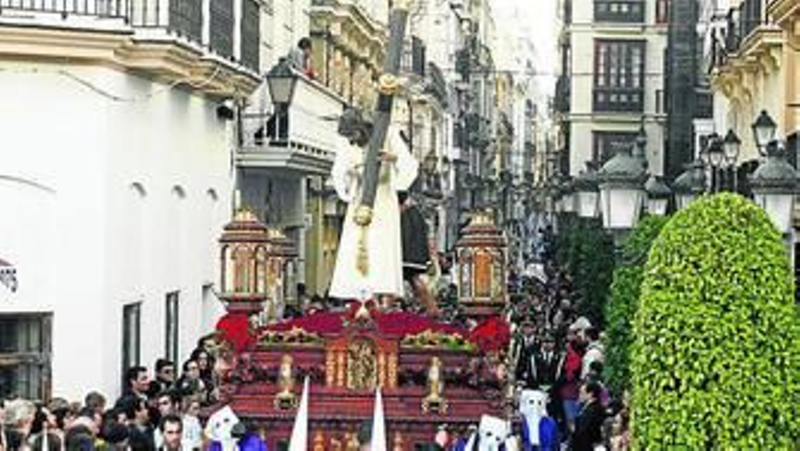 El Nazareno de San Francisco, en su paso de misterio llegando a la plaza de San Juan de Dios.