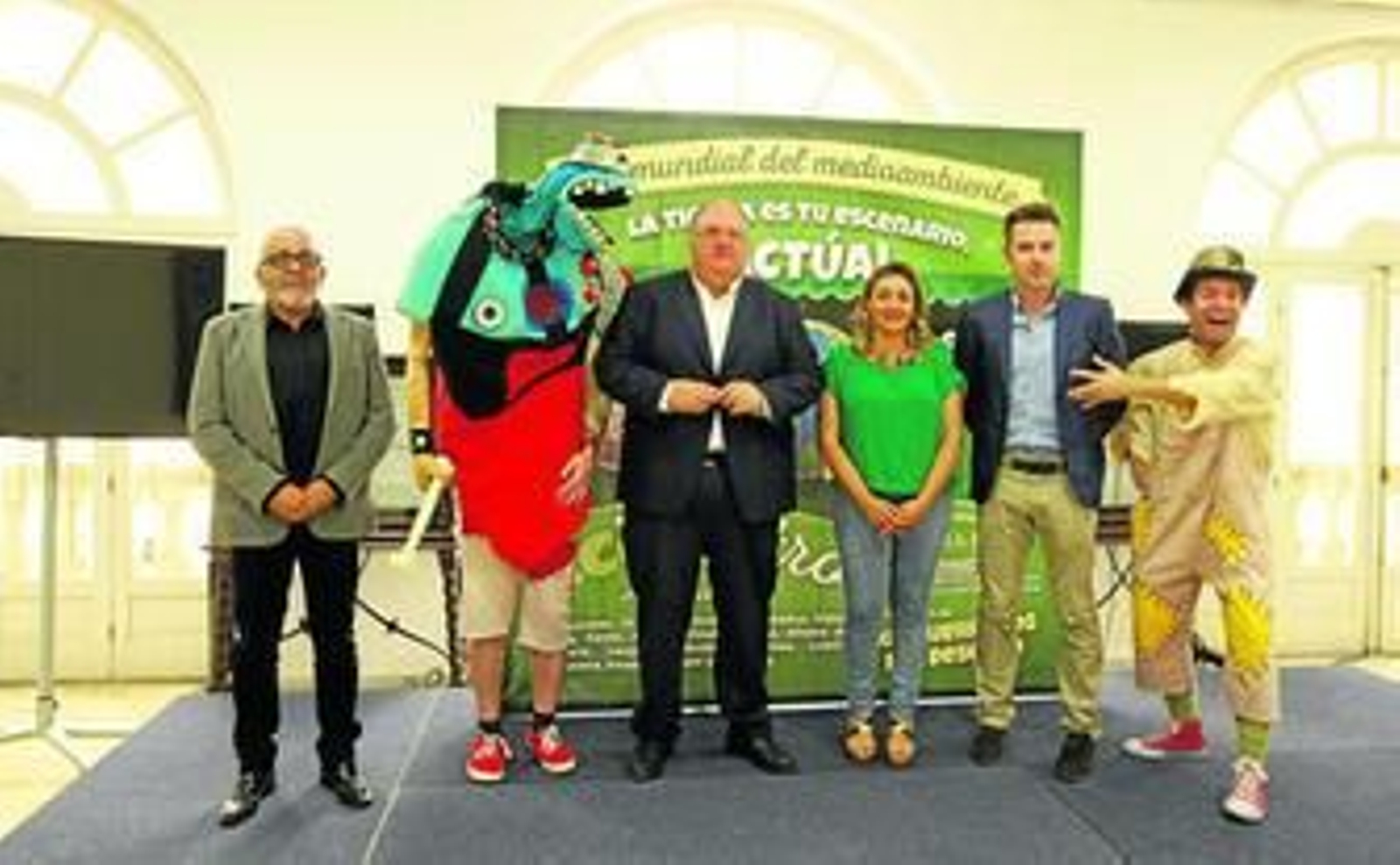 La diputada de Medio Ambiente, María López Asensio, con Eugenio Gonzálvez, Jorge Velázquez y los actores de la obra de teatro.