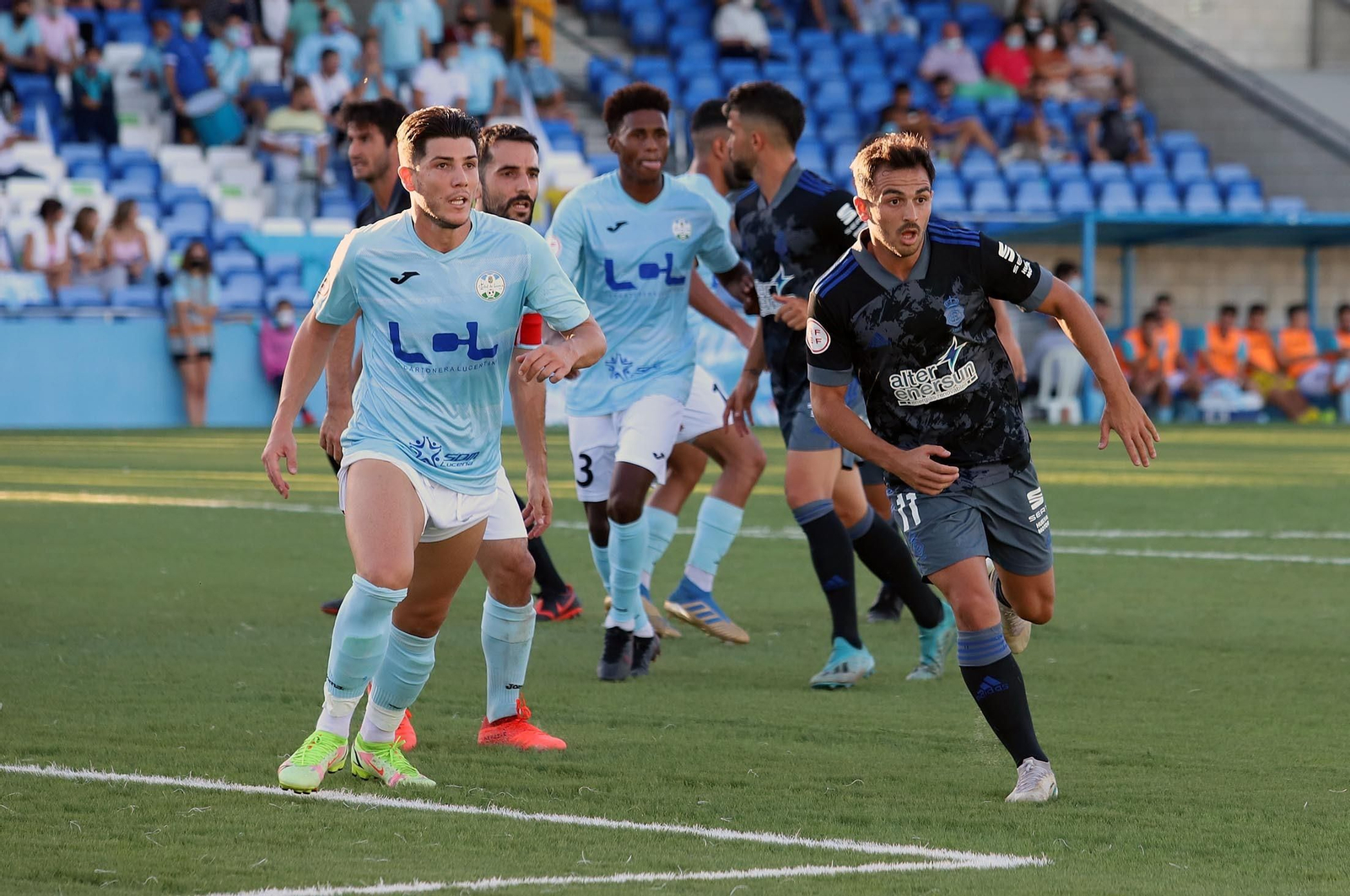 Marc Fraile se intenta anticipar a un jugador del Lucena.