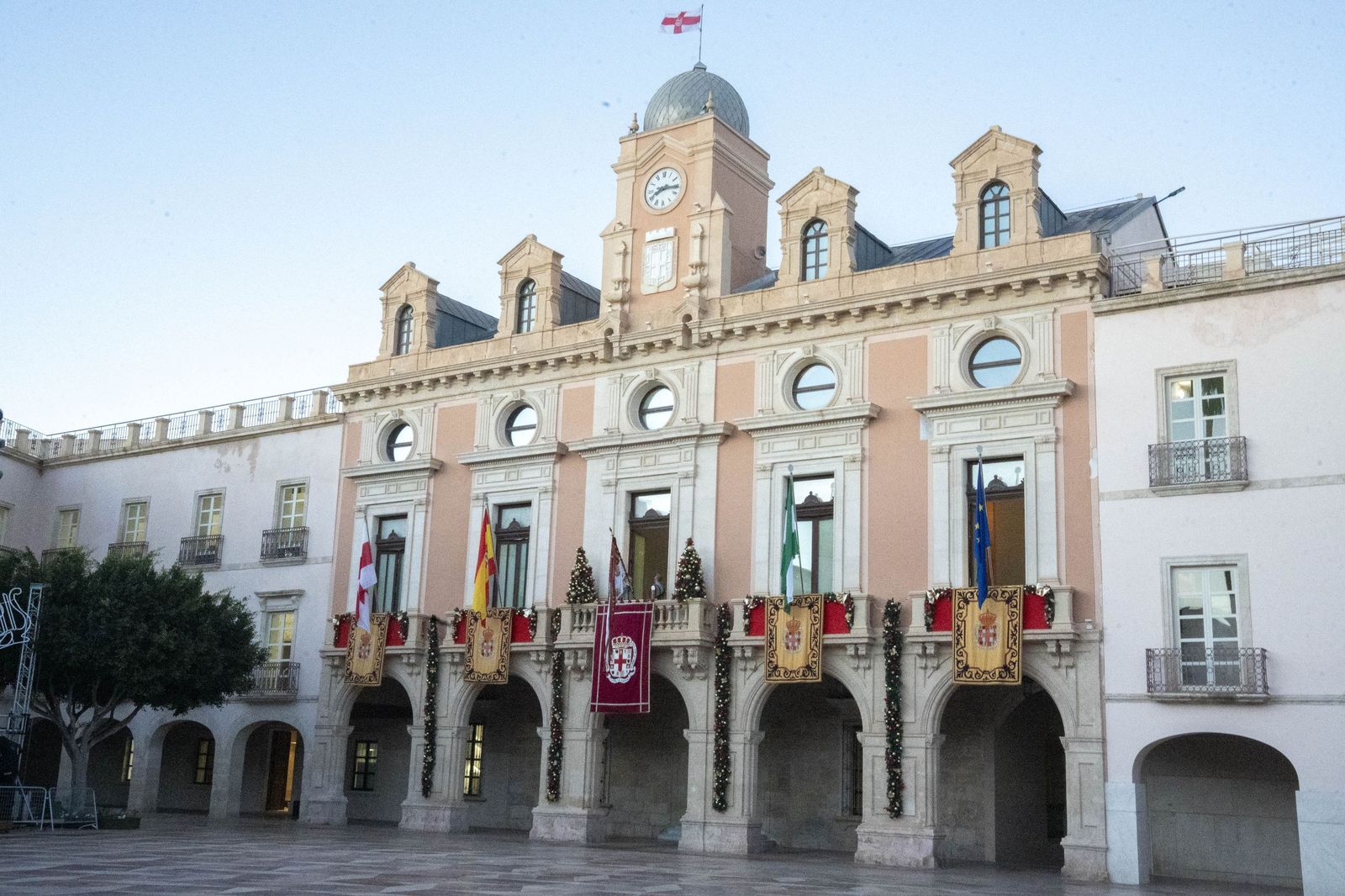 El Pendón vuelve a alzarse en Almería: memoria y ciudad bajo la luz de diciembre