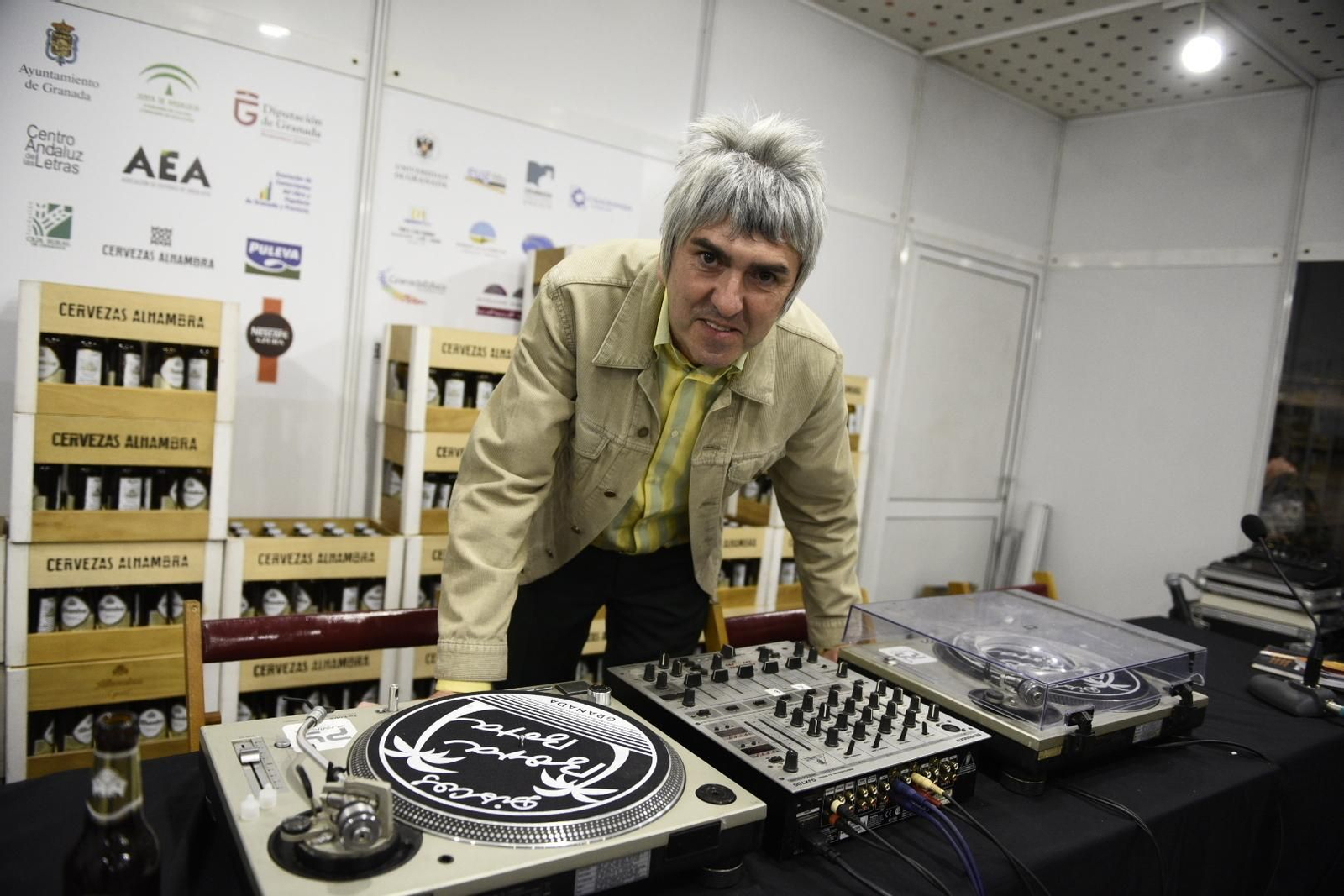 Álex Cooper, a punto de pinchar en vinilo tras la presentación de su libro.