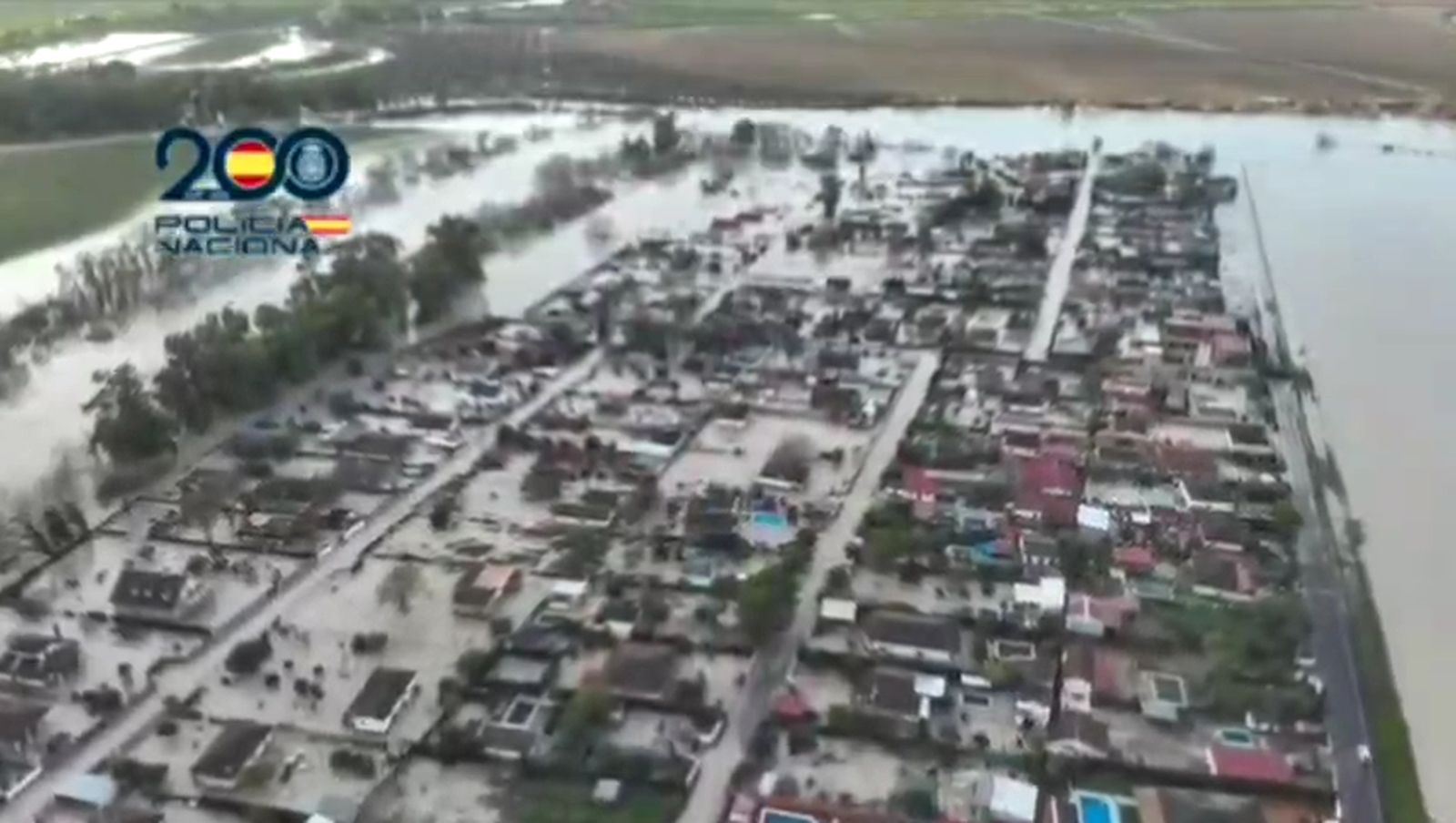 El río Guadalquivir sumerge las casas de la urbanización Altea en Córdoba