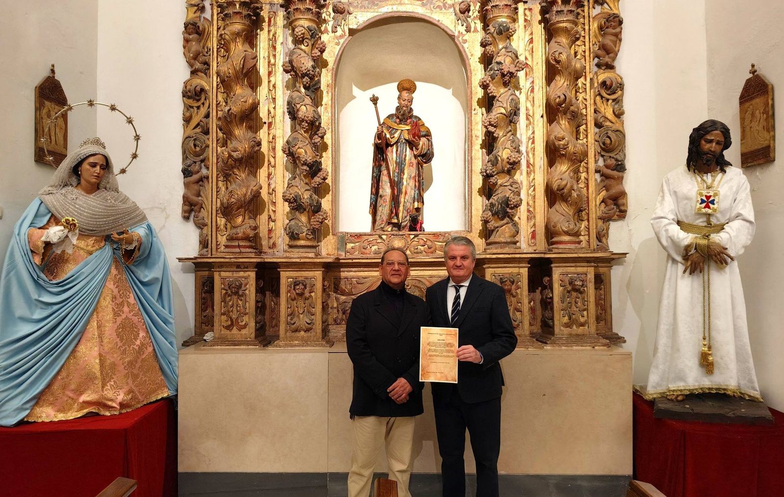 Juan de la Cruz recibe su designación como pregonero de Los Gitanos 2026.