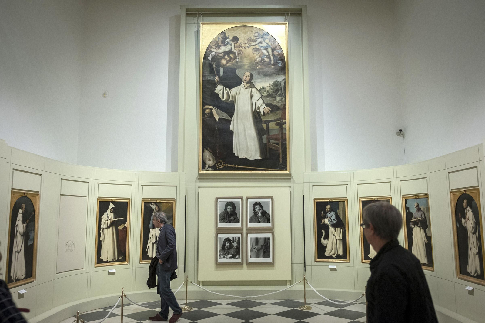 La serie de cuatro fotografías de Alberto García Alix: 'Camarón I, II, III y IV' ofrece uno de los mejores diálogos entre la colección de arte contemporáneo de la Diputación y el mitico conjunto de la Cartuja de Jerez que posee el Museo Provincial de Cádiz.