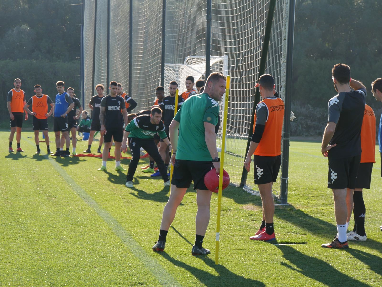 Curro Torres observa el trabajo de sus jugadores en Montecastillo.
