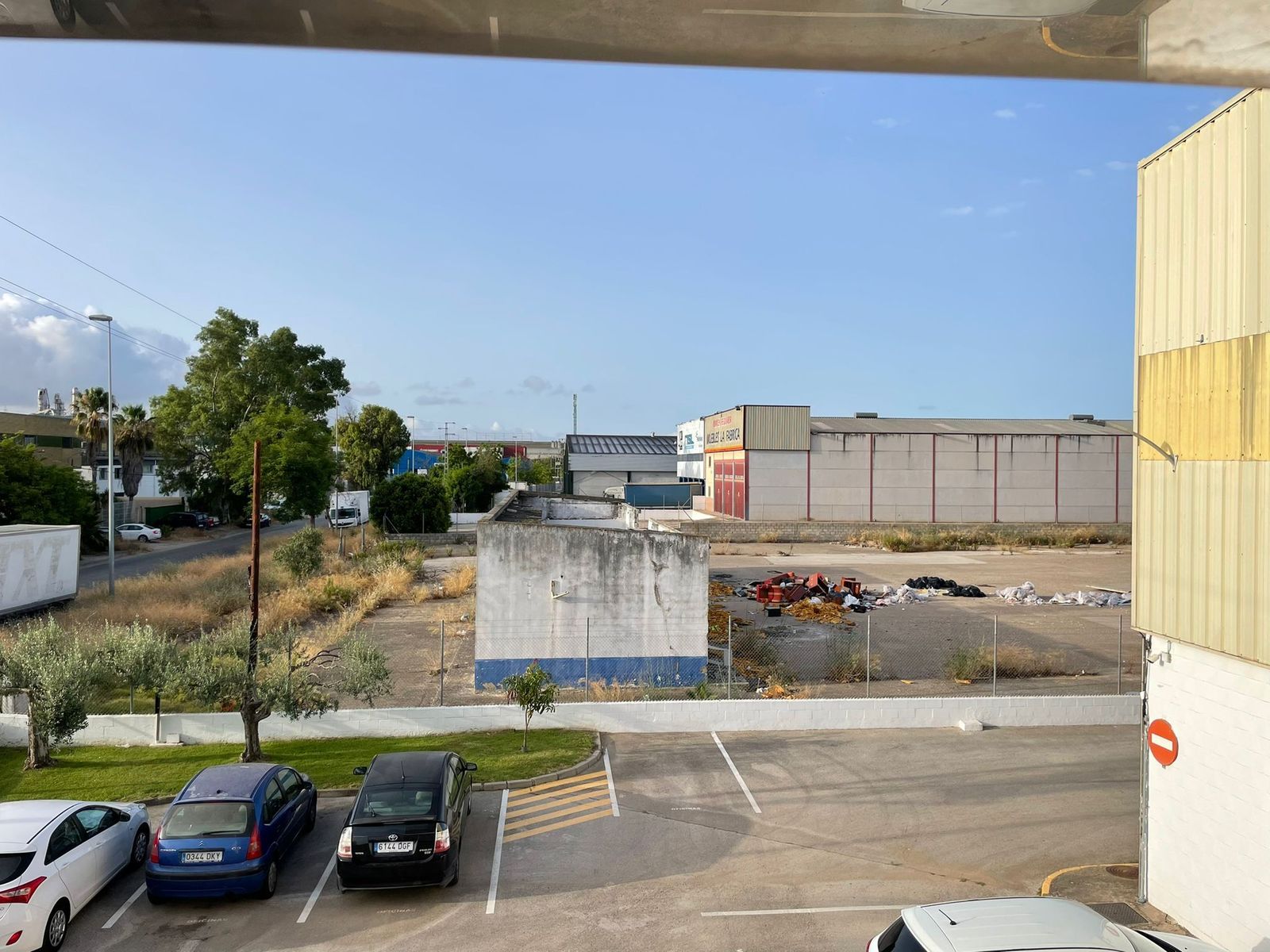 Quejas por la acumulación de basuras en el Polígono Industrial El Portal