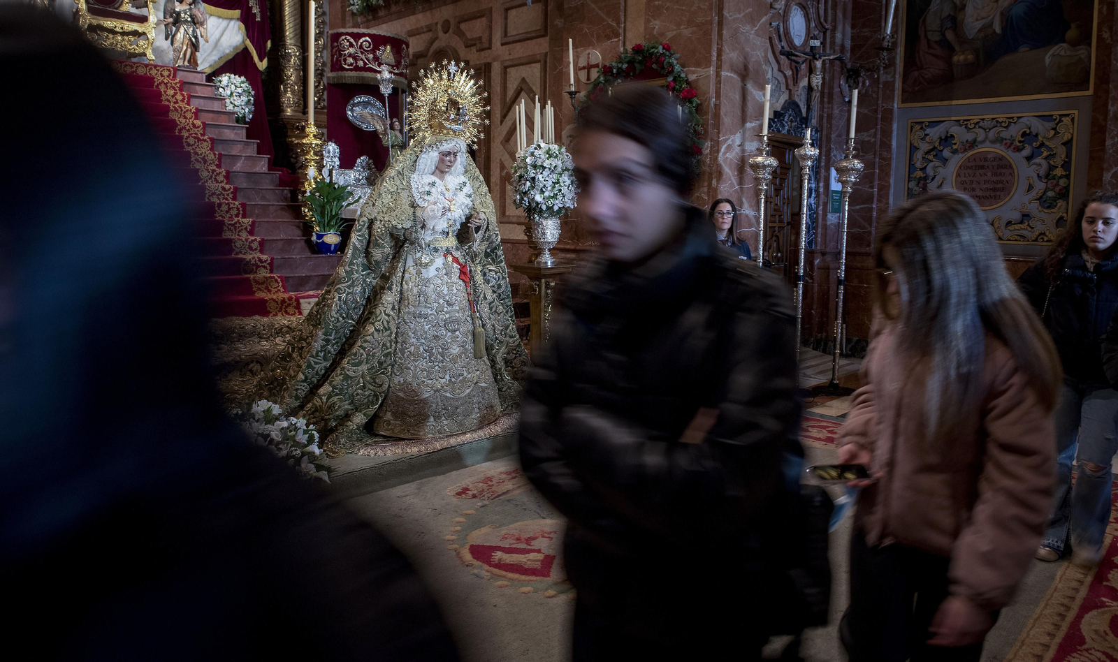 El besamanos de la Macarena, en imágenes