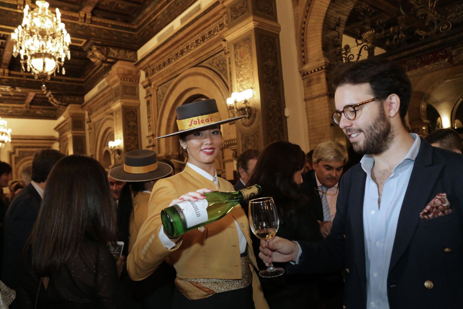 Una azafata de Barbadillo sirve una copa en el 40 aniversario del Castillo de San Diego, celebrado el año pasado.