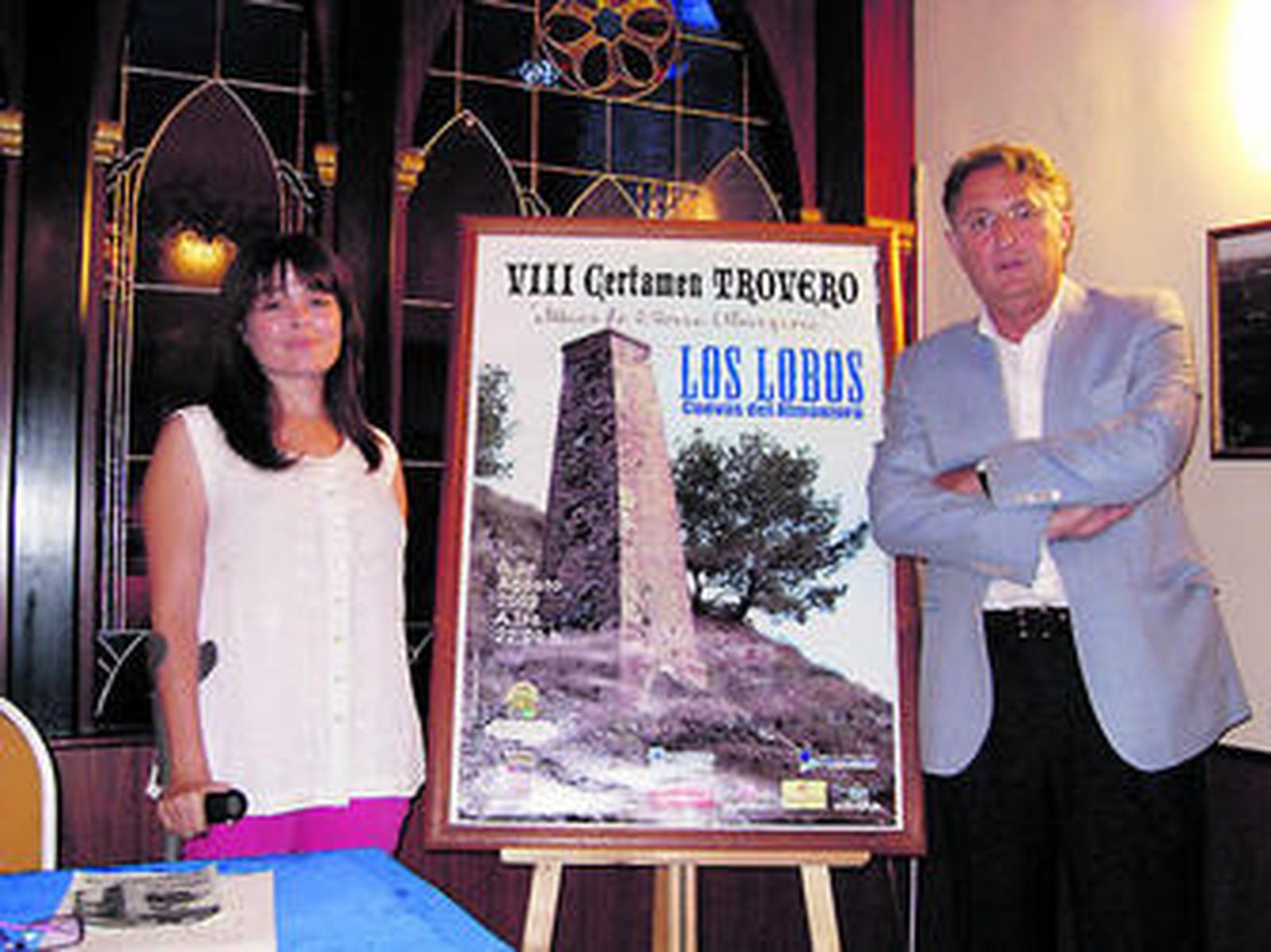 Jesús Caicedo con el cartel del Certamen.