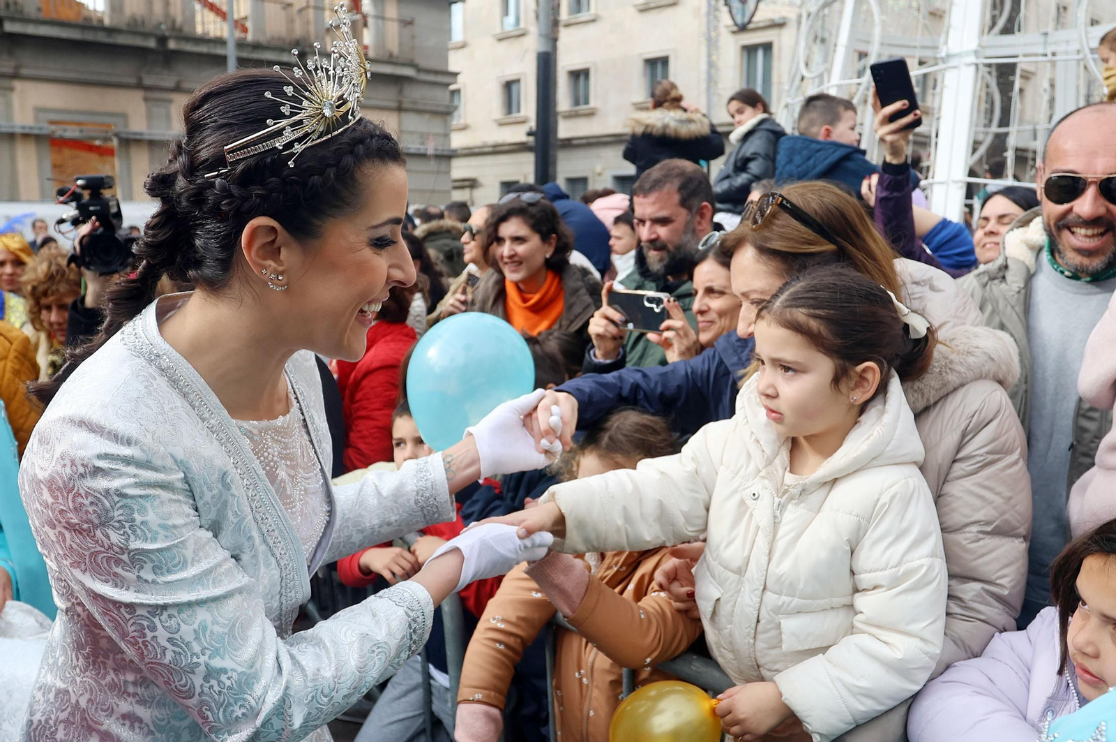 Imágenes del recorrido en camello de los Reyes Magos acompañados de la Estrella de la Ilusión y del Heraldo Real