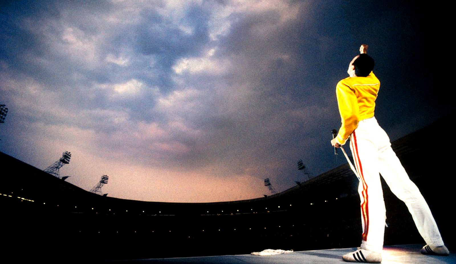 Actuación de Freddie Mercury con Queen en el estadio londinense de Wwembley.