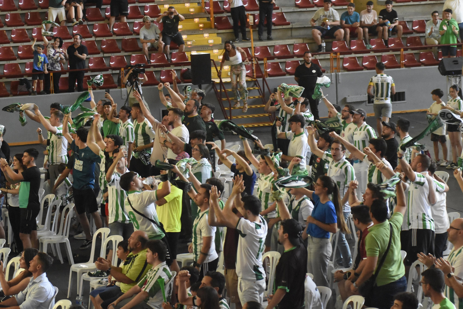 Las mejores fotos del ambiente en Vista Alegre para el Ponferradina - Córdoba CF