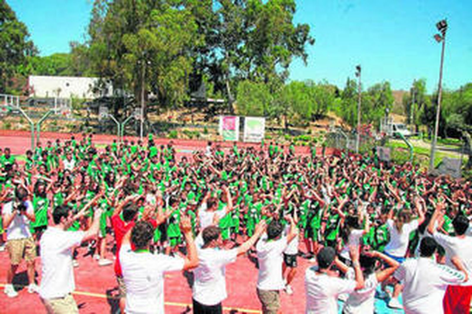 Un nutrido grupo de alumnos del campus baila junto a sus monitores.