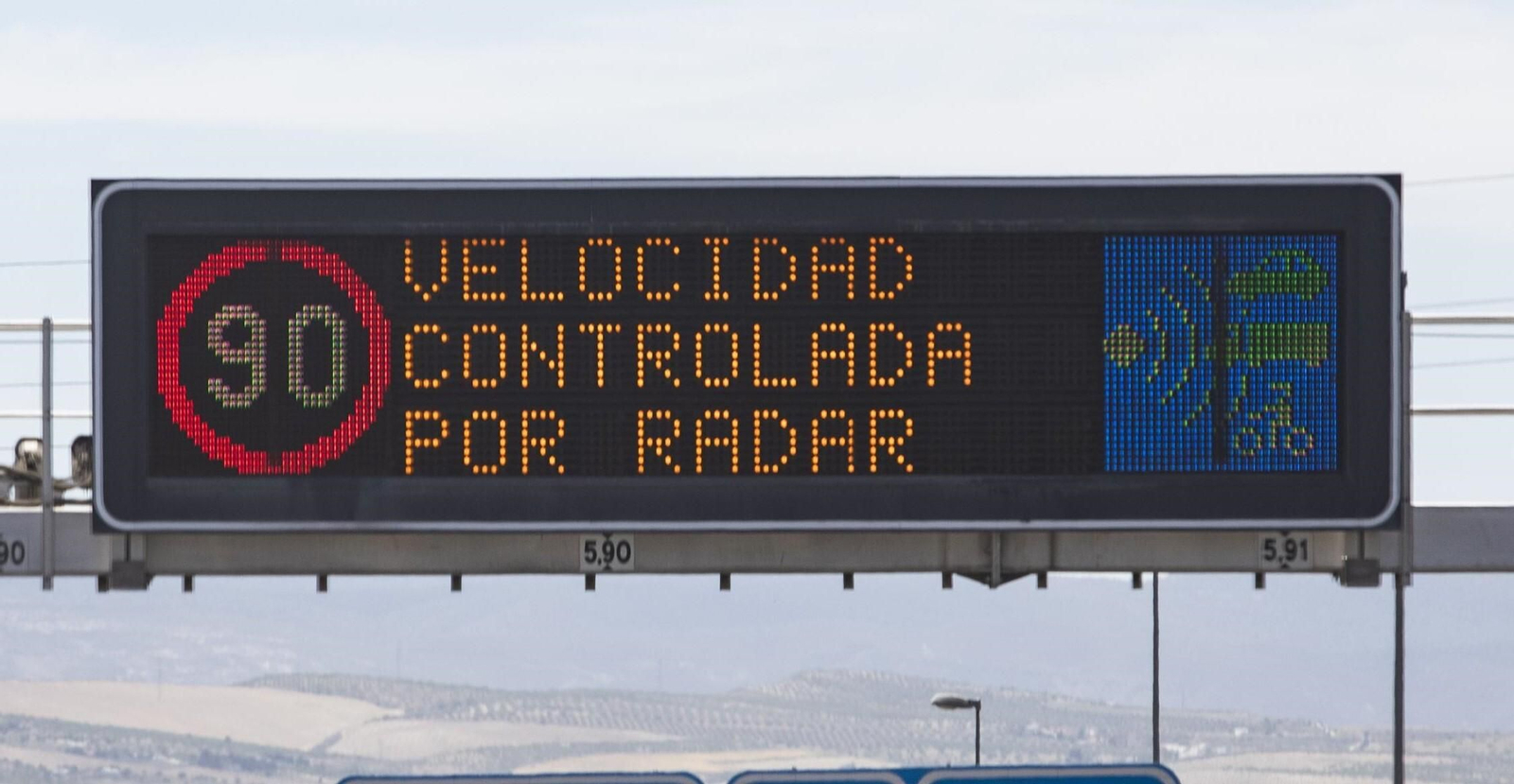 Señalización de velocidad controlada por radar en una carretera.