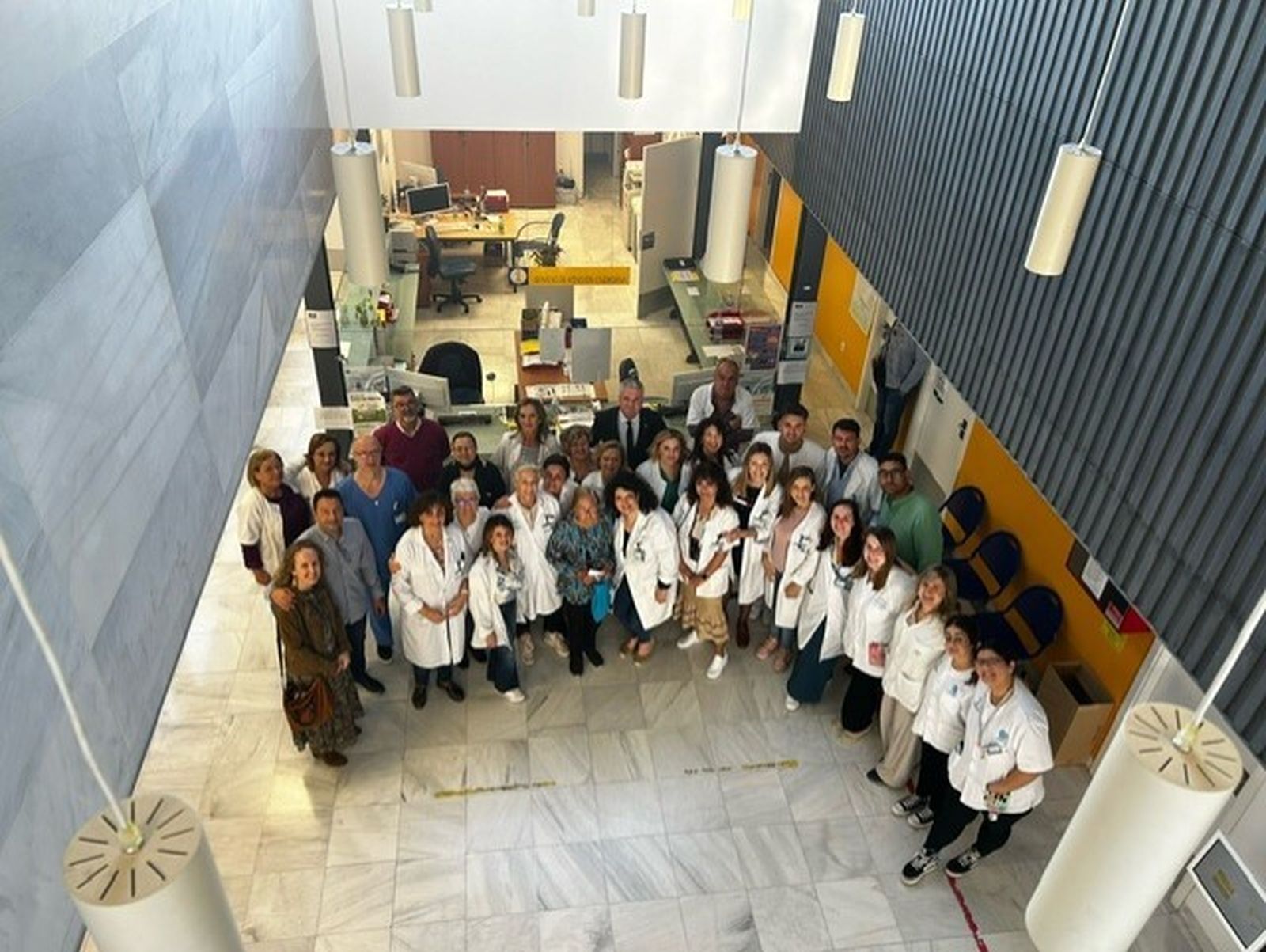 Plantilla de un centro de salud de Almería junto al delegado territorial de Salud y Consumo durante una vista a las instalaciones