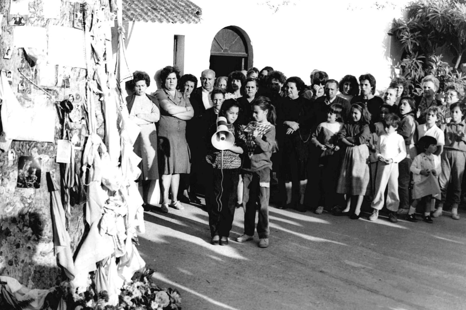 La niña con un megáfono en uno de los días de apariciones en el árbol de El Repilado.