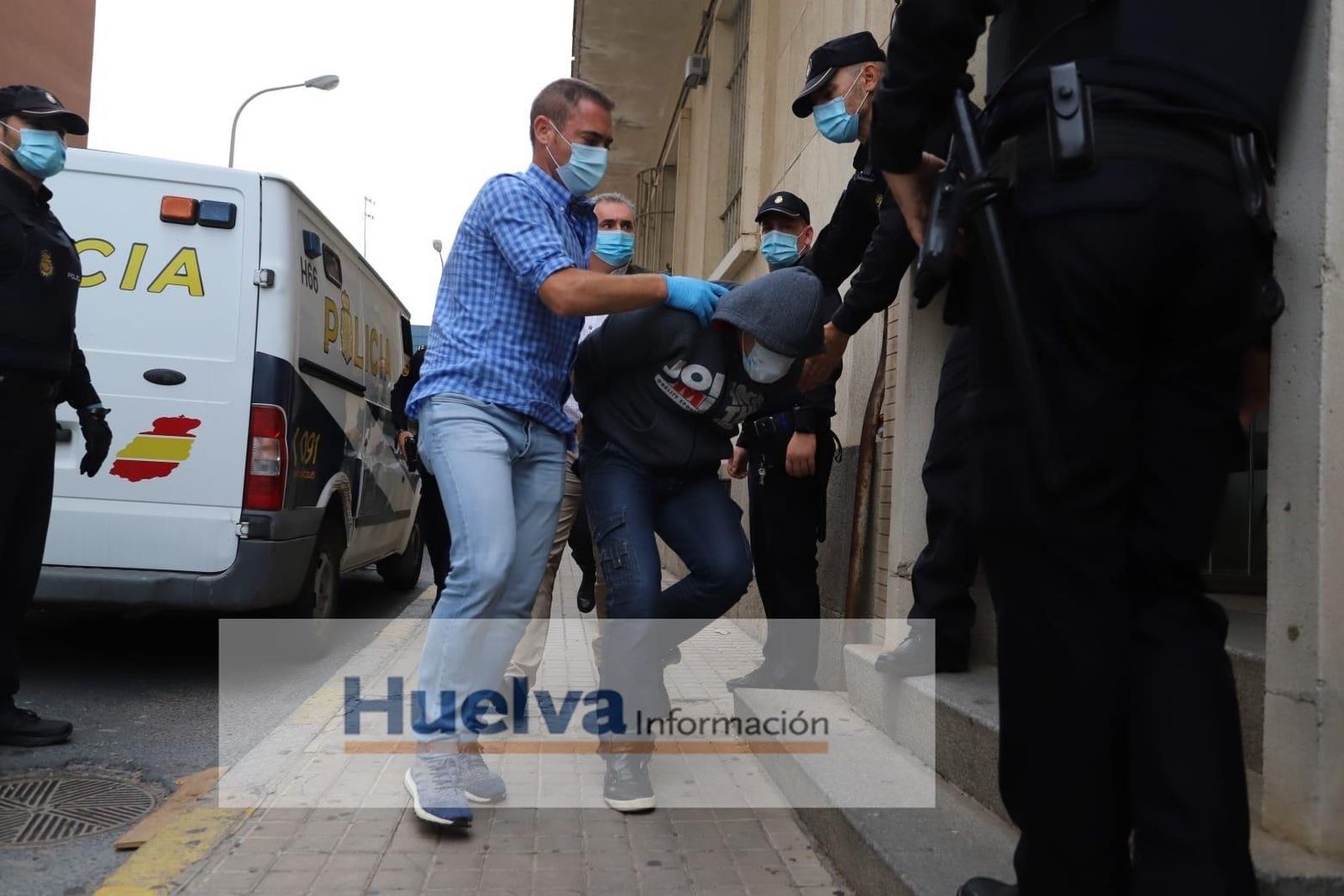Llegada al Palacio de Justicia de Huelva del presunto decapitador de Halloween, acompañado por la Policía.