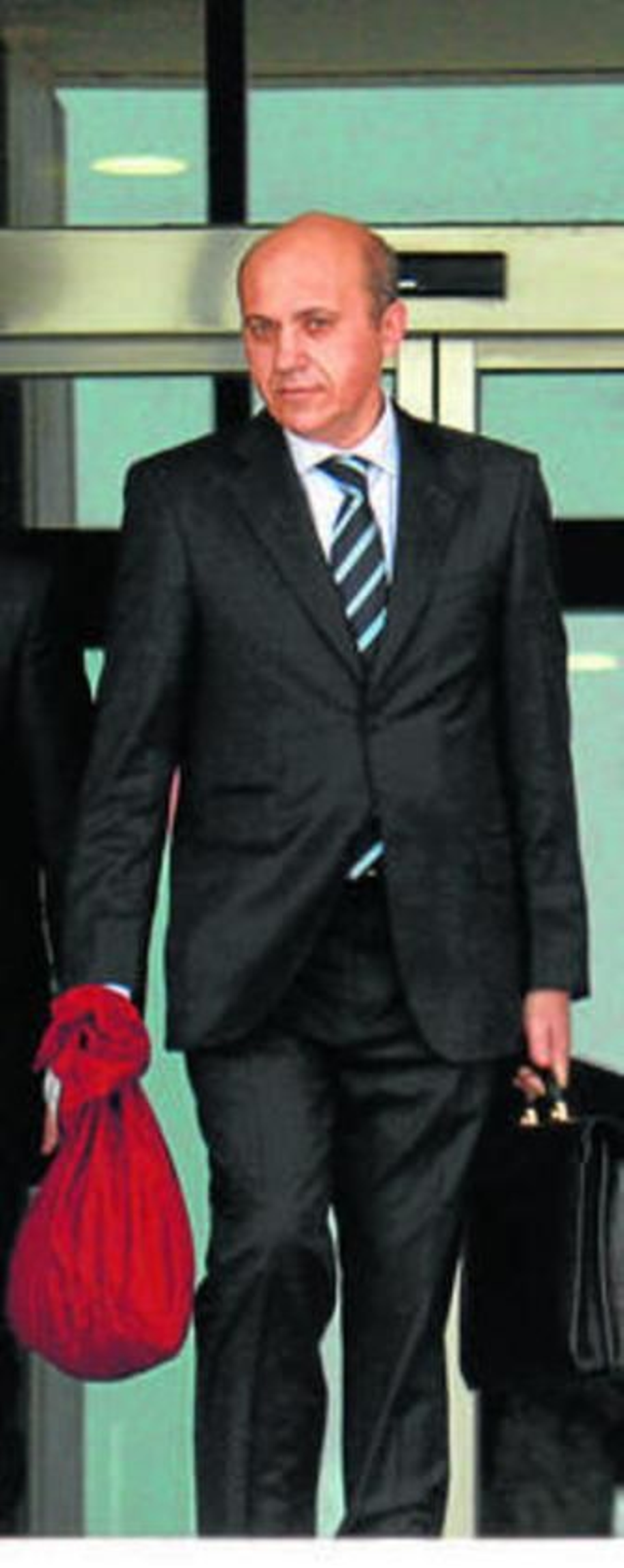 Del Nido saliendo de un juzgado.