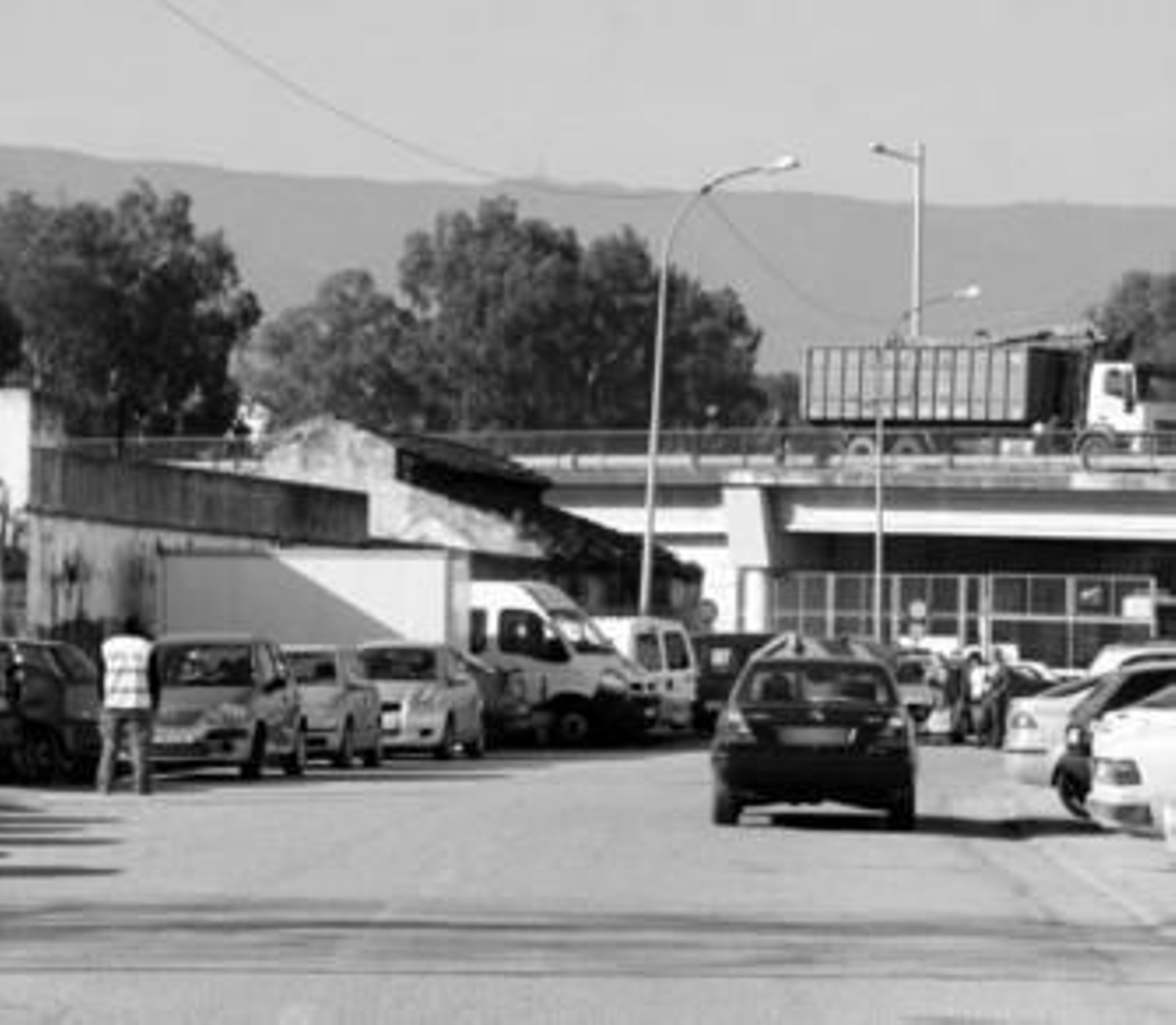 Los taxistas denuncian que los coches 'piratas' utilizan esta zona aledaña a la estación de autobuses.