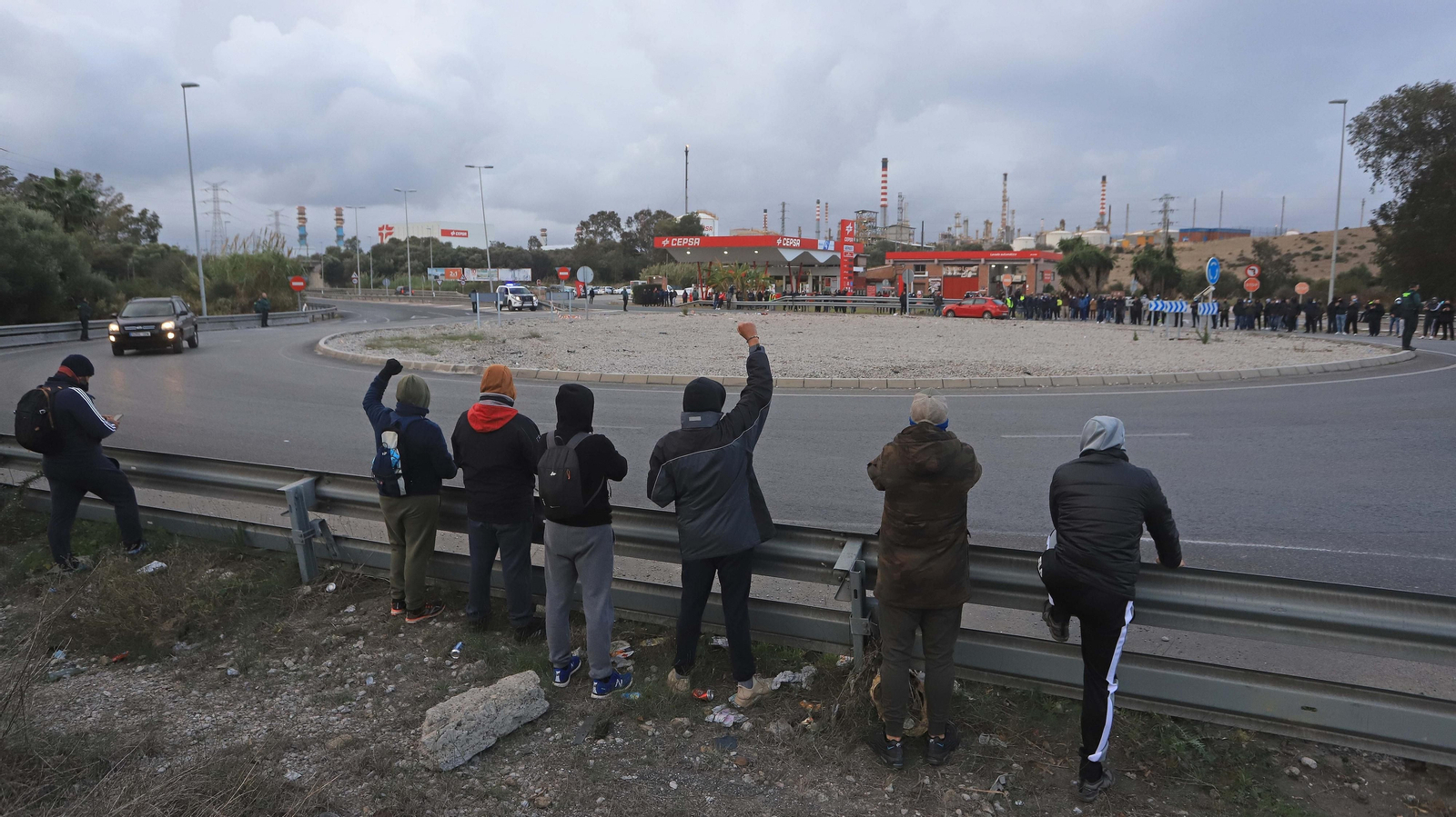 Un grupo de trabajadores al pie de la carretera.