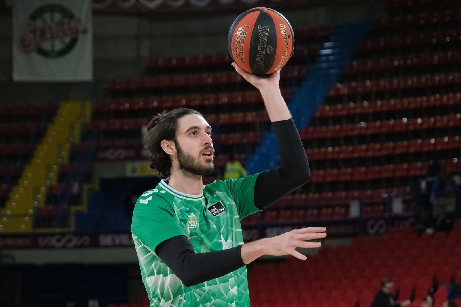 Tsalmpouris lanza a canasta antes de un partido en San Pablo.