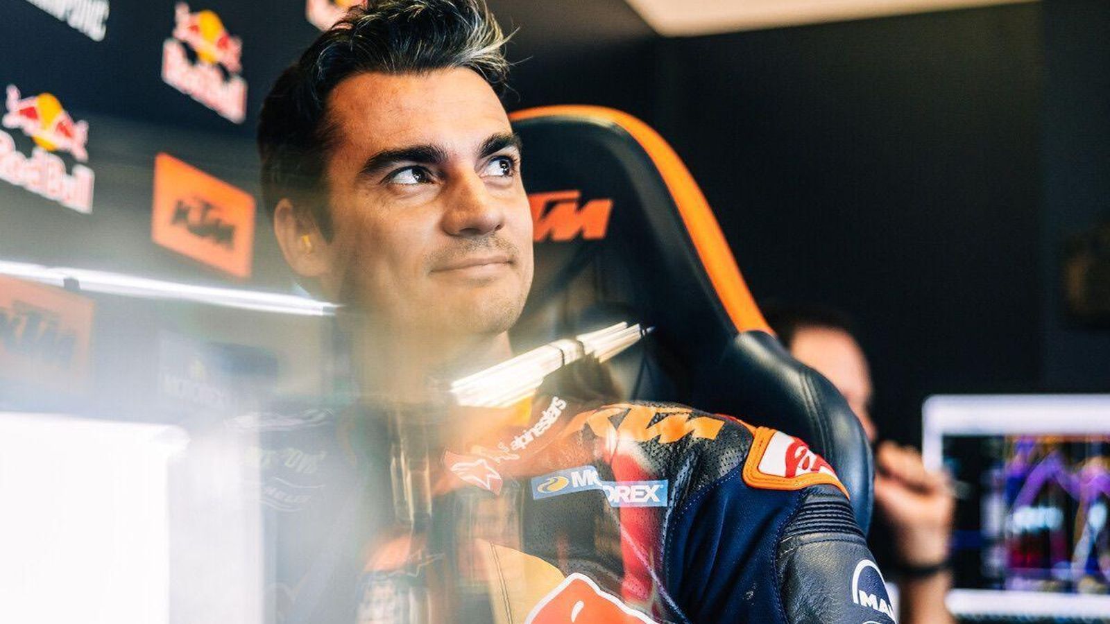 Dani Pedrosa se toma un respiro en su box.