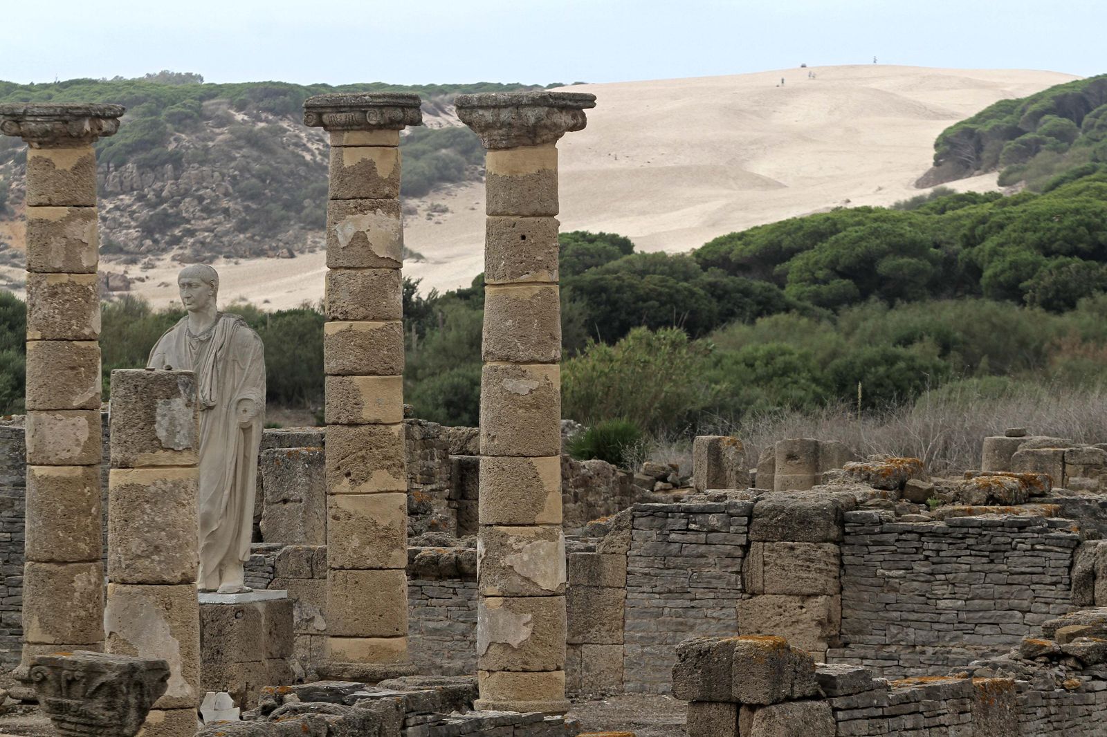 Vista de Baelo Claudia, con las columnas romanas.