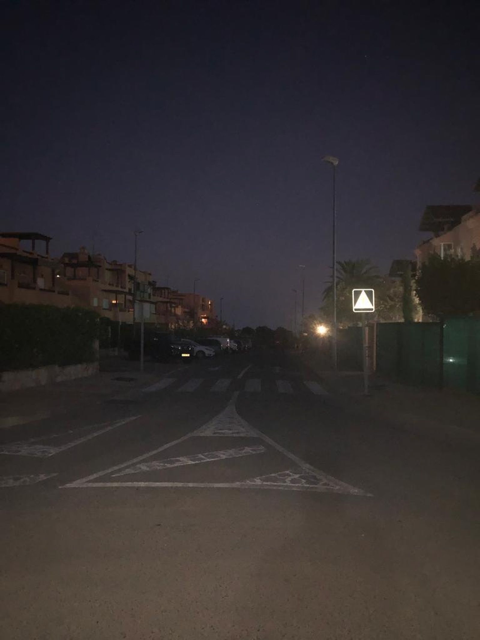 Vista de la urbanización sin suministro eléctrico en Casares.