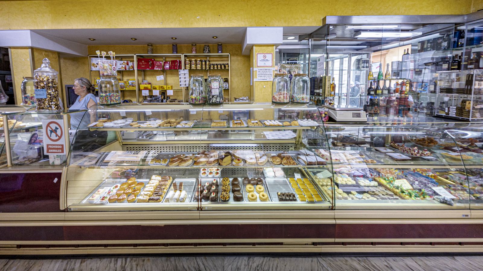 Vitrinas repletas de dulces artesanales en la confitería El Pópulo